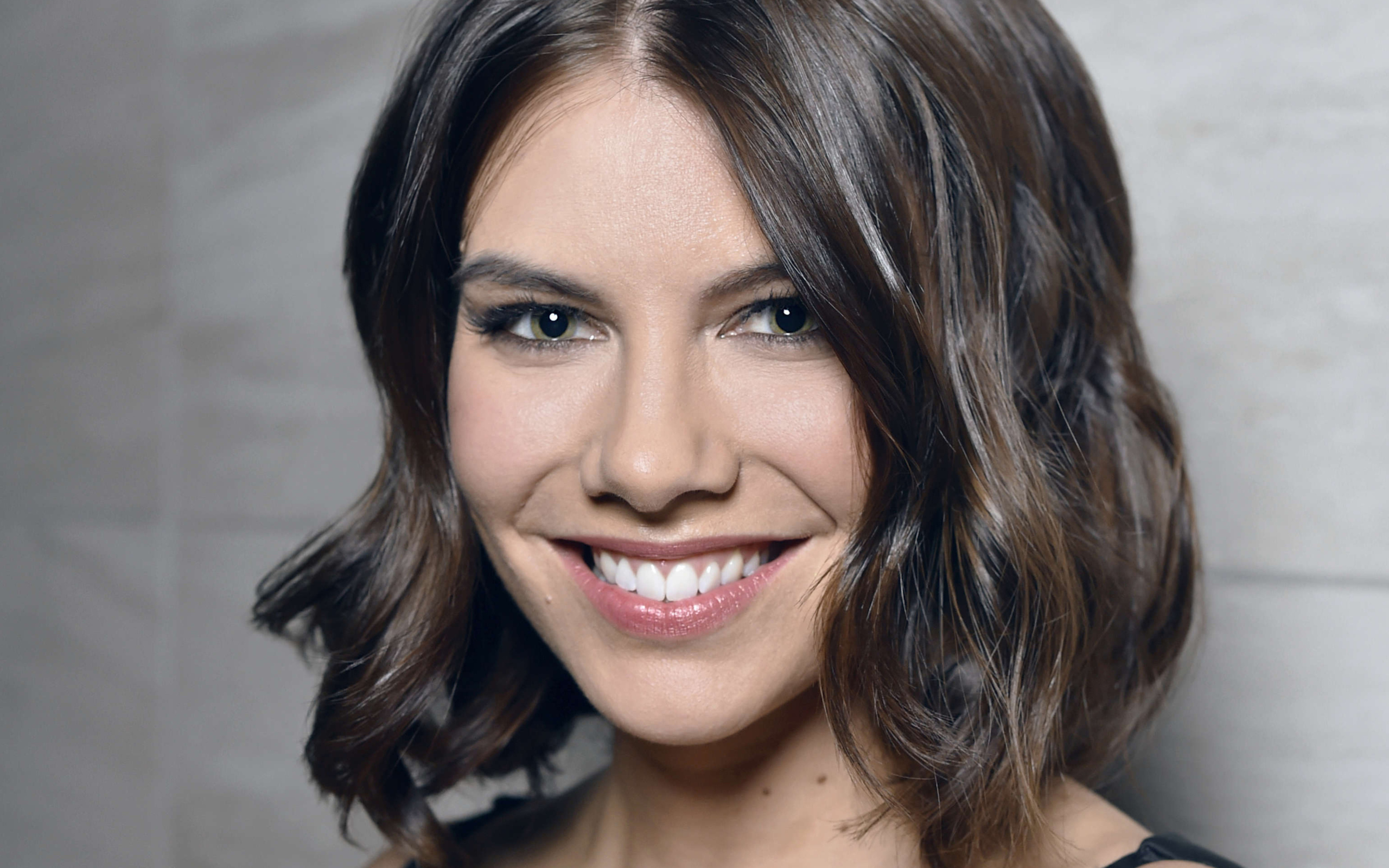 Улыбающаяся девушка, американская актриса Лорен Коэн