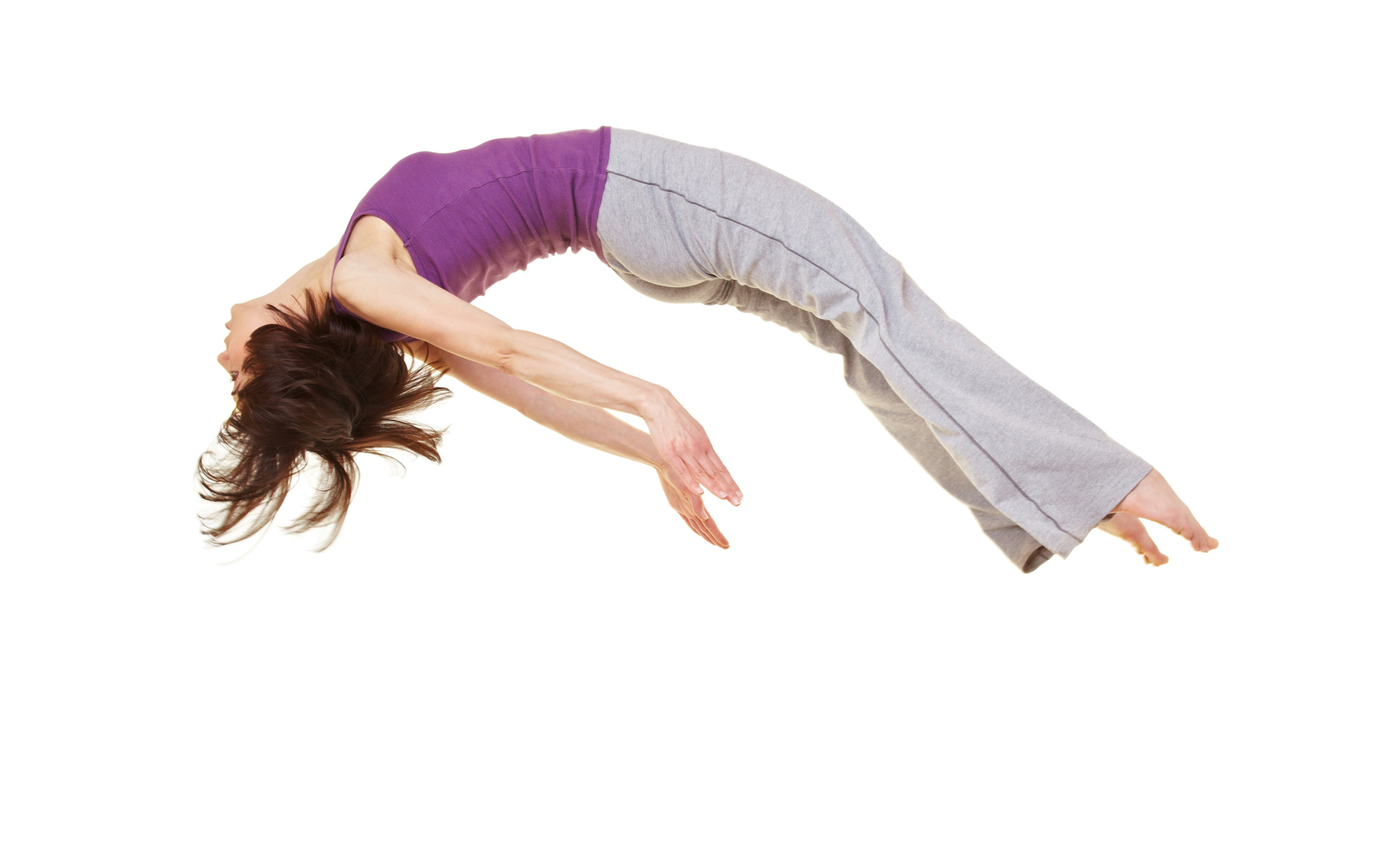 Спортивная девушка в невесомости на белом фоне