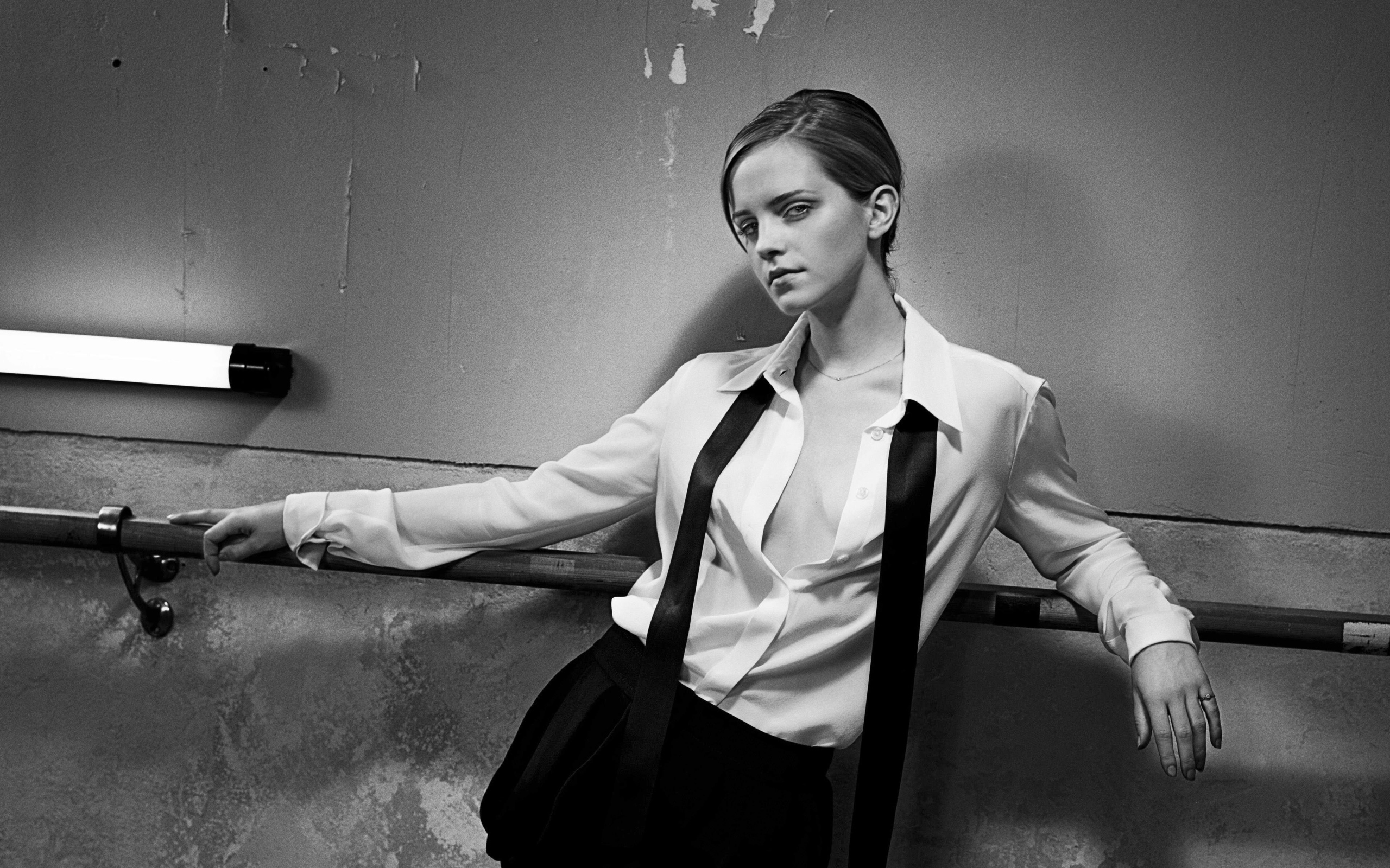 Стильная актриса Эмма Уотсон, черно белое фото 