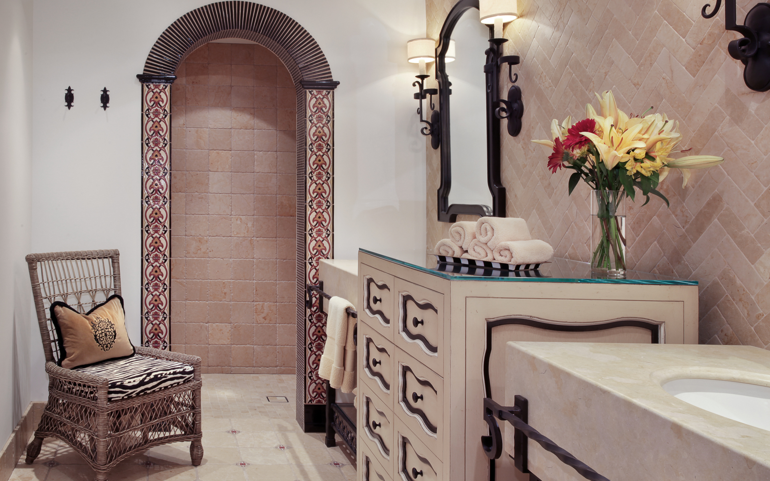 Стильная ванная комната с большим зеркалом и стулом