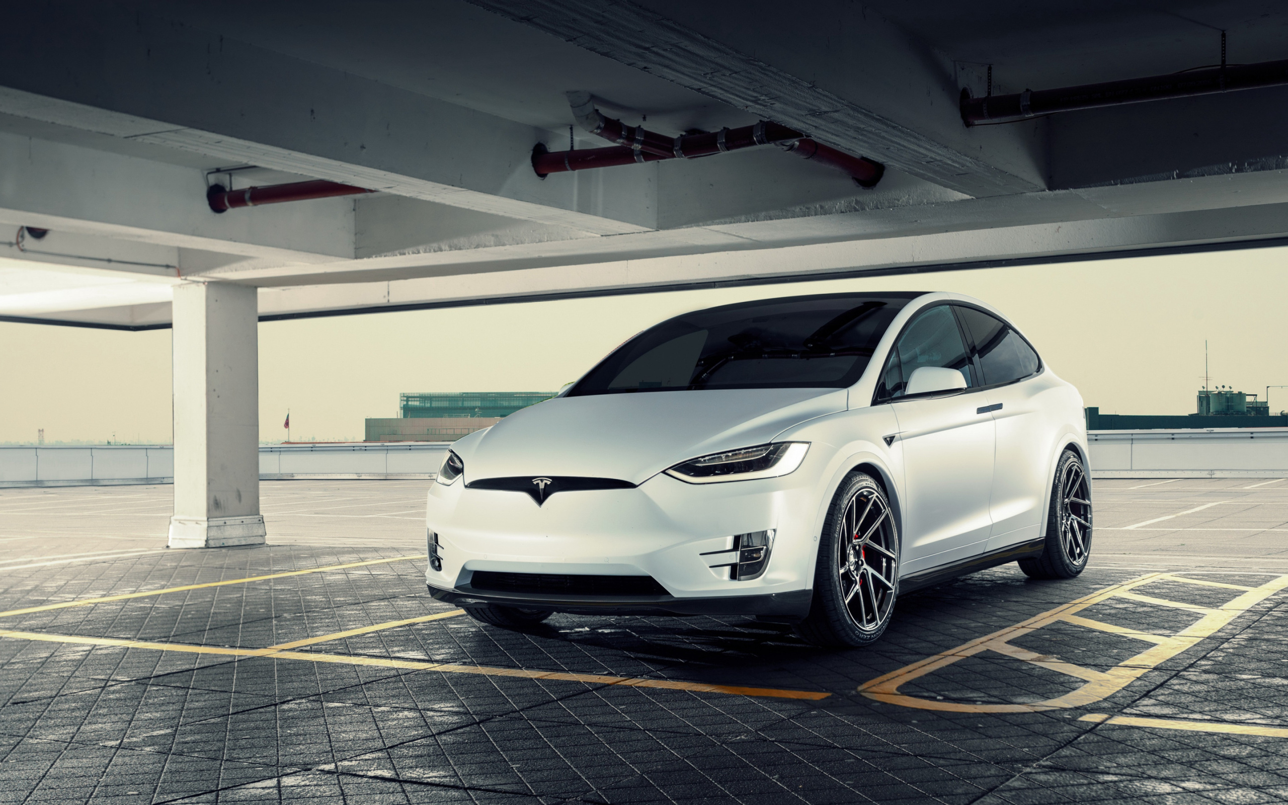 Белый электрический автомобиль Tesla Model X, 2018