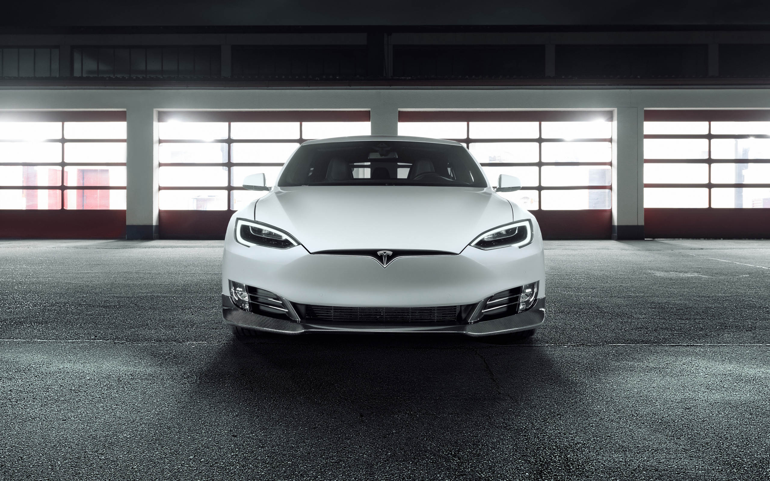 Белый электромобиль Tesla Model S, вид спереди