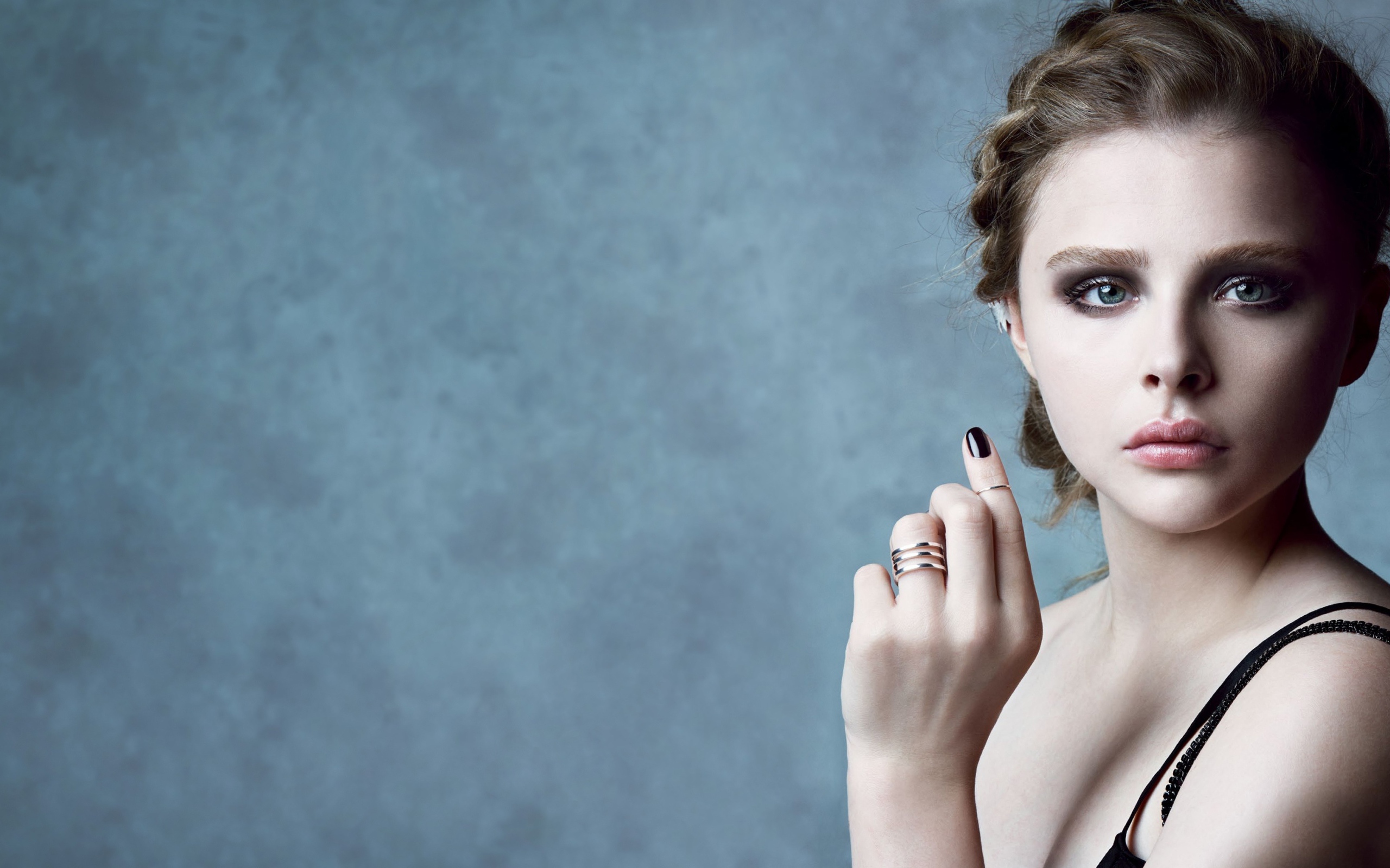 Молодая актриса Хлоя Грейс Морец с красивым макияжем