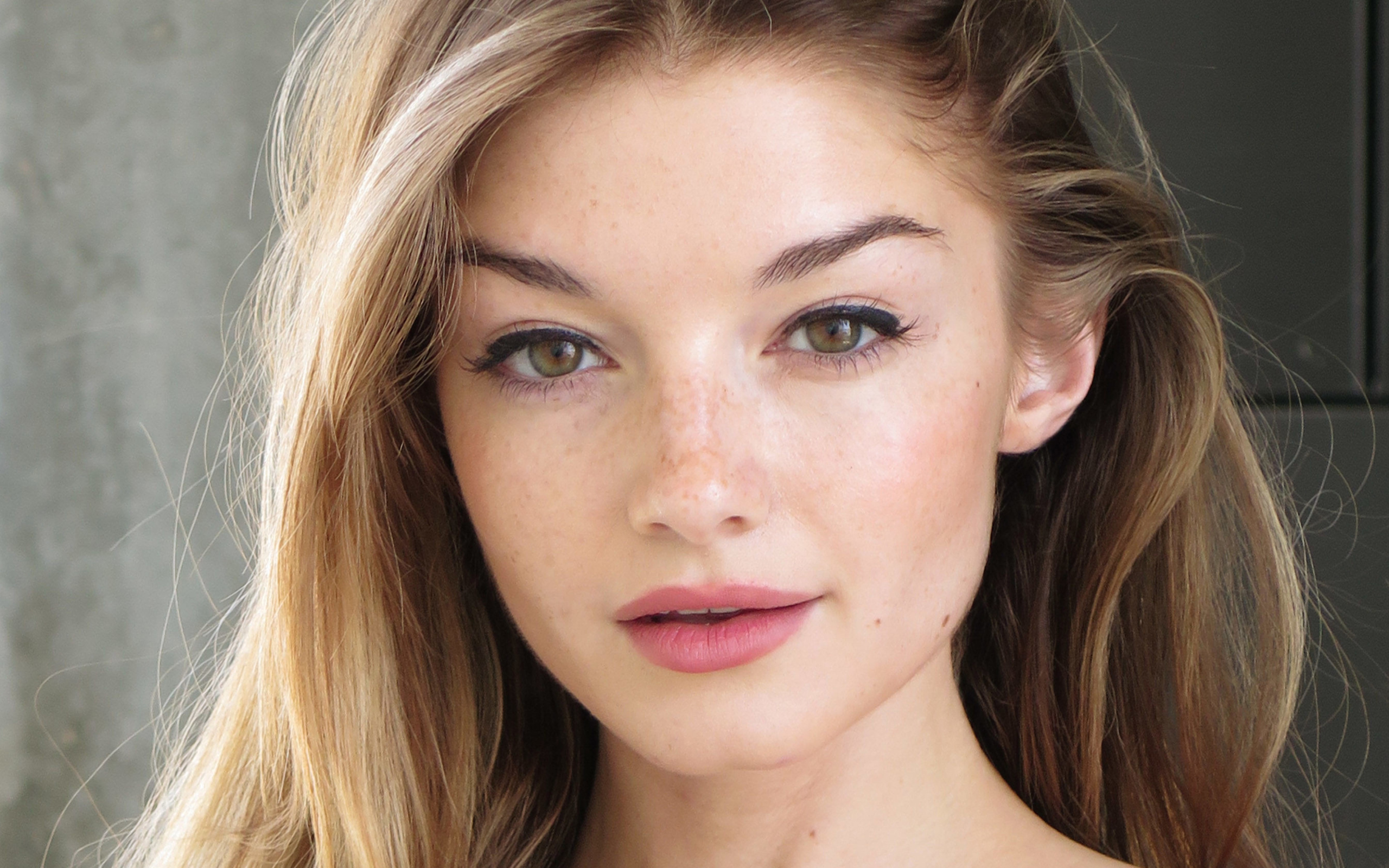 Молодая актриса Моника Олландер