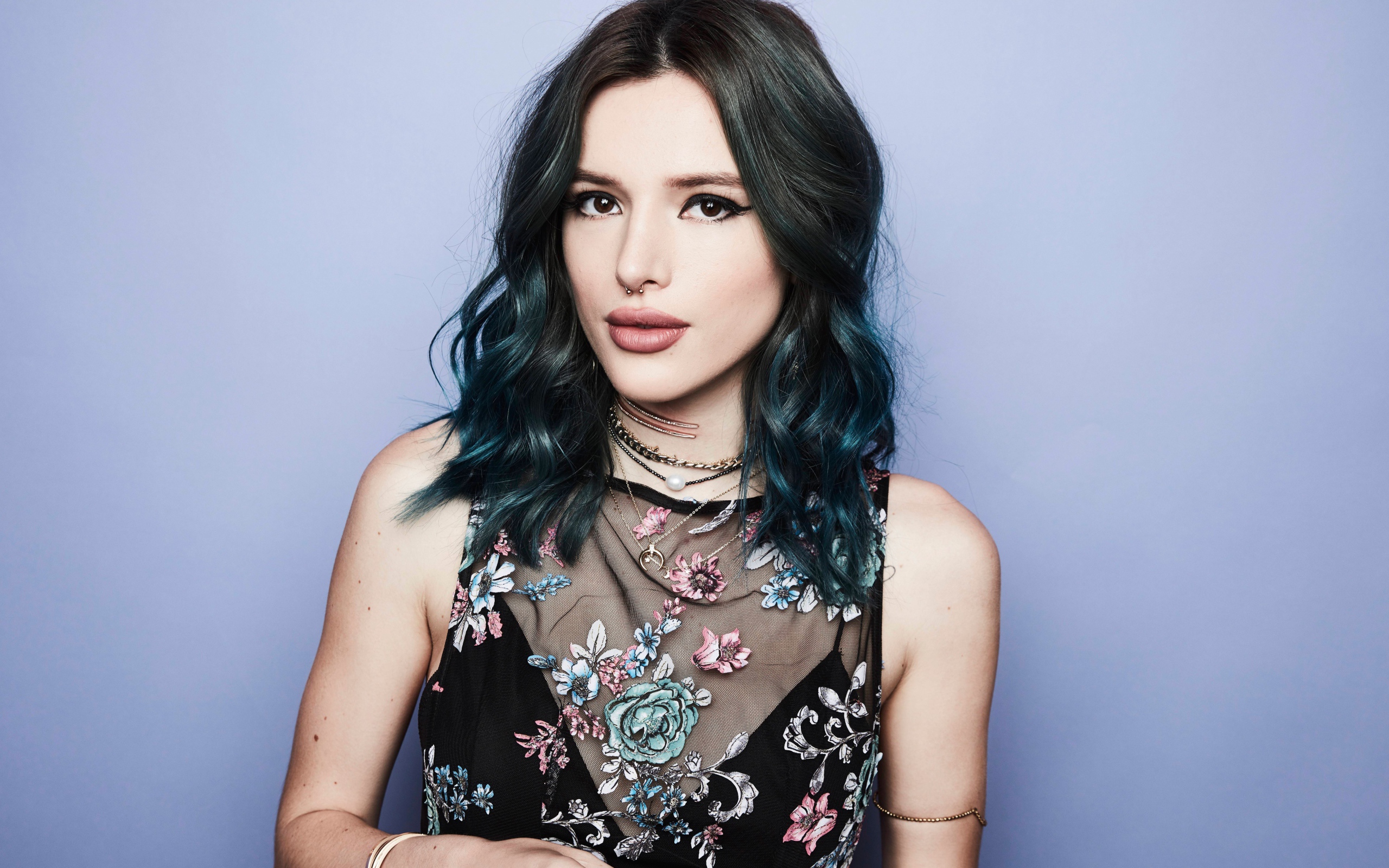 Молодая брюнетка,  актриса Белла Торн