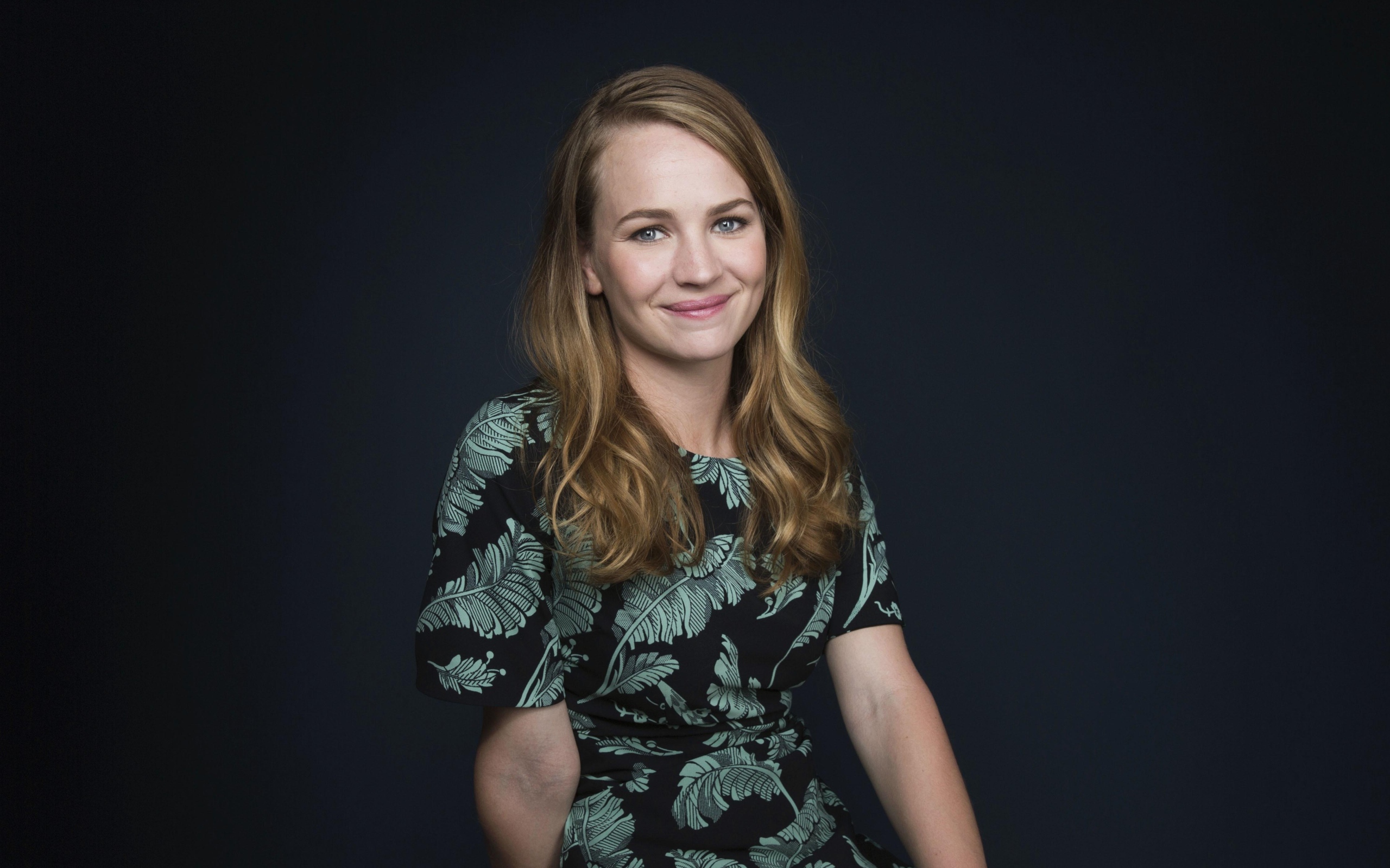 Молодая улыбающаяся актриса Бритт Робертсон