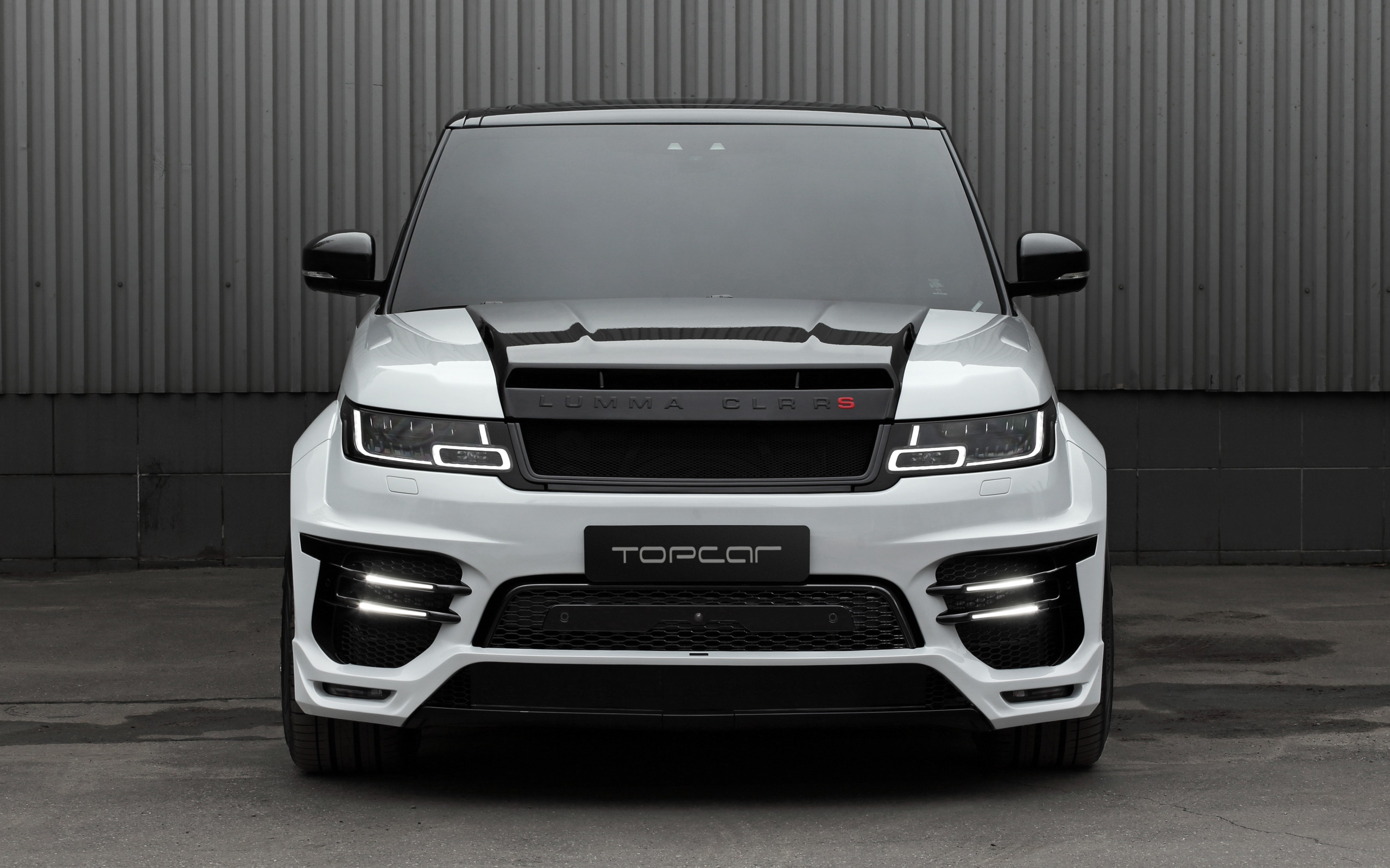 Внедорожник Lumma CLR RS 2019 года на фоне серой стены