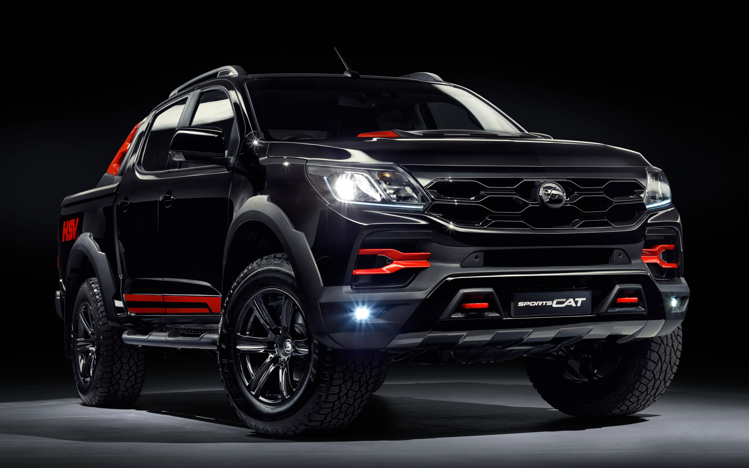 Черный пикап HSV Colorado SportsCat R 2019 года на черном фоне