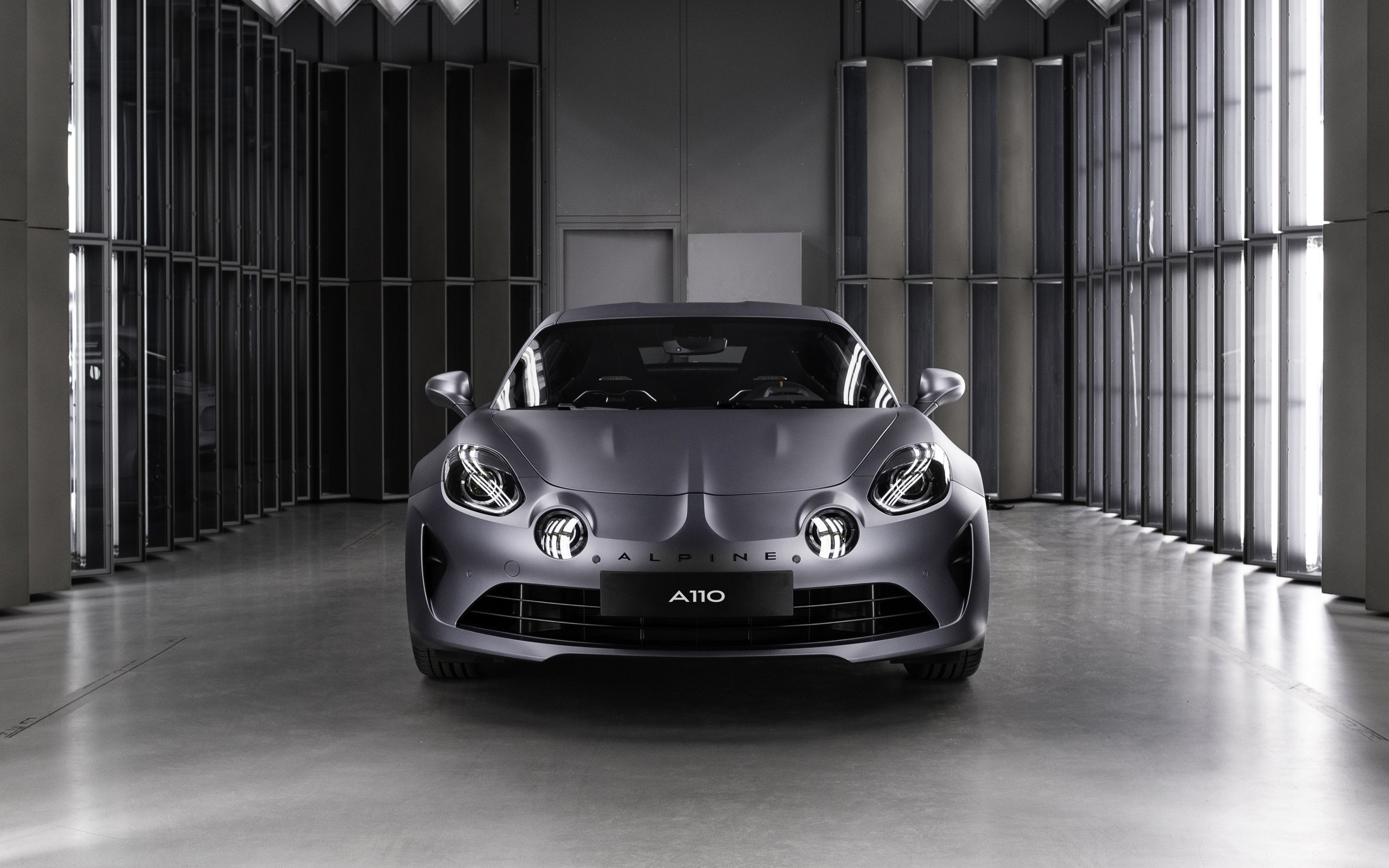 Новый серебристый автомобиль Alpine A110S, 2019 года в гараже