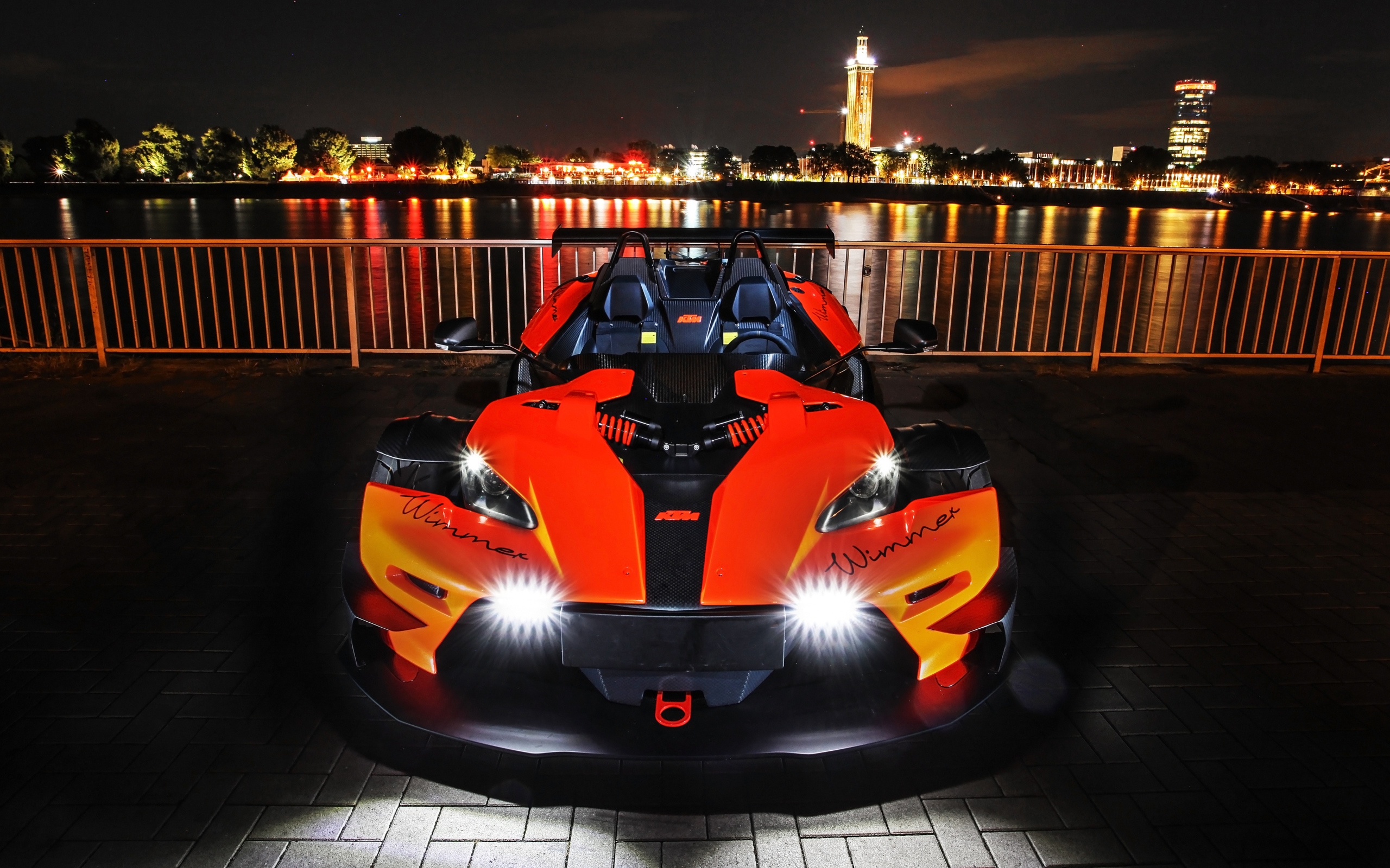 Оранжевый гоночный автомобиль Wimmer RS KTM X-Bow R, 2019 года