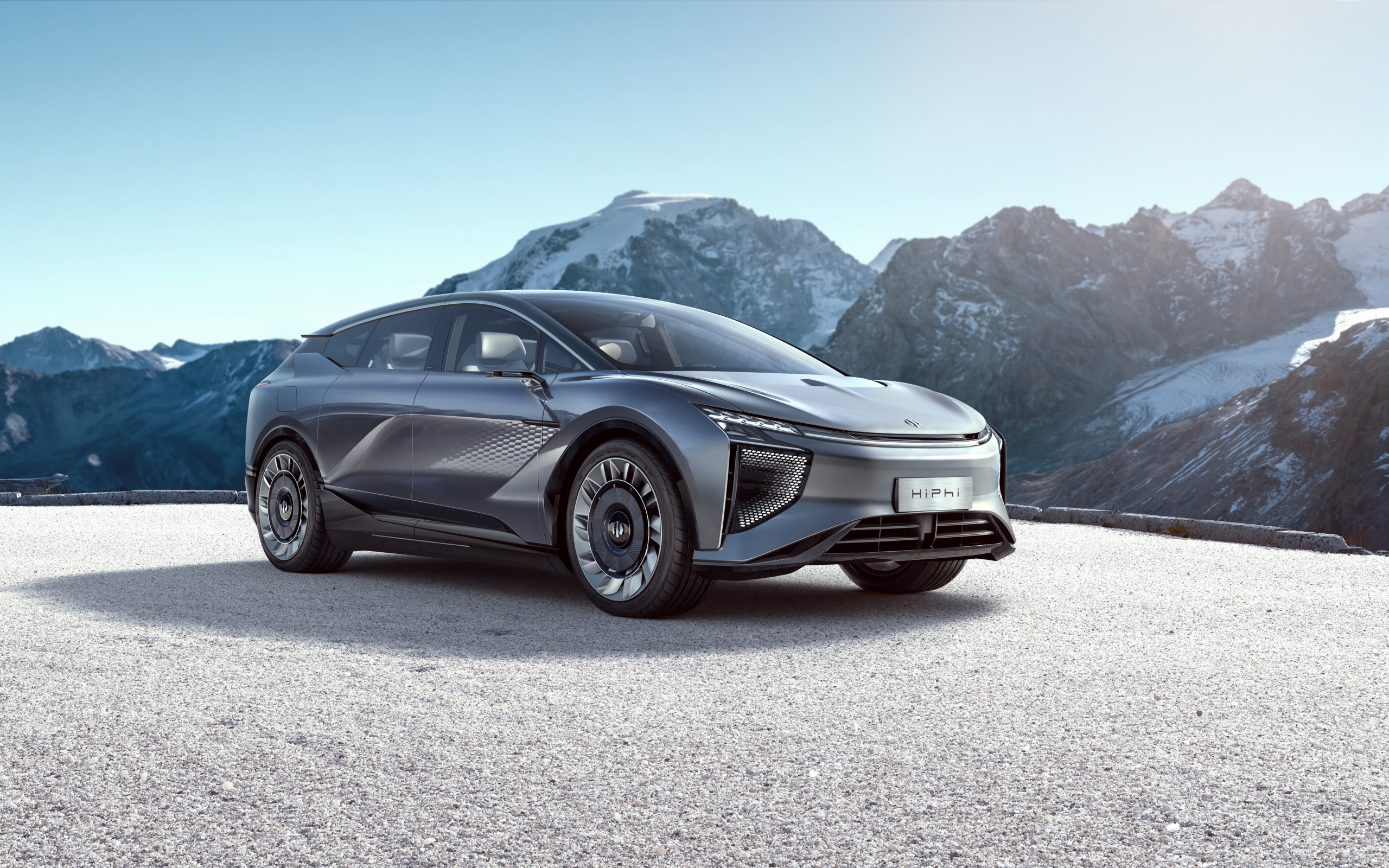 Новый автомобиль HiPhi 1,  2020 года на фоне гор