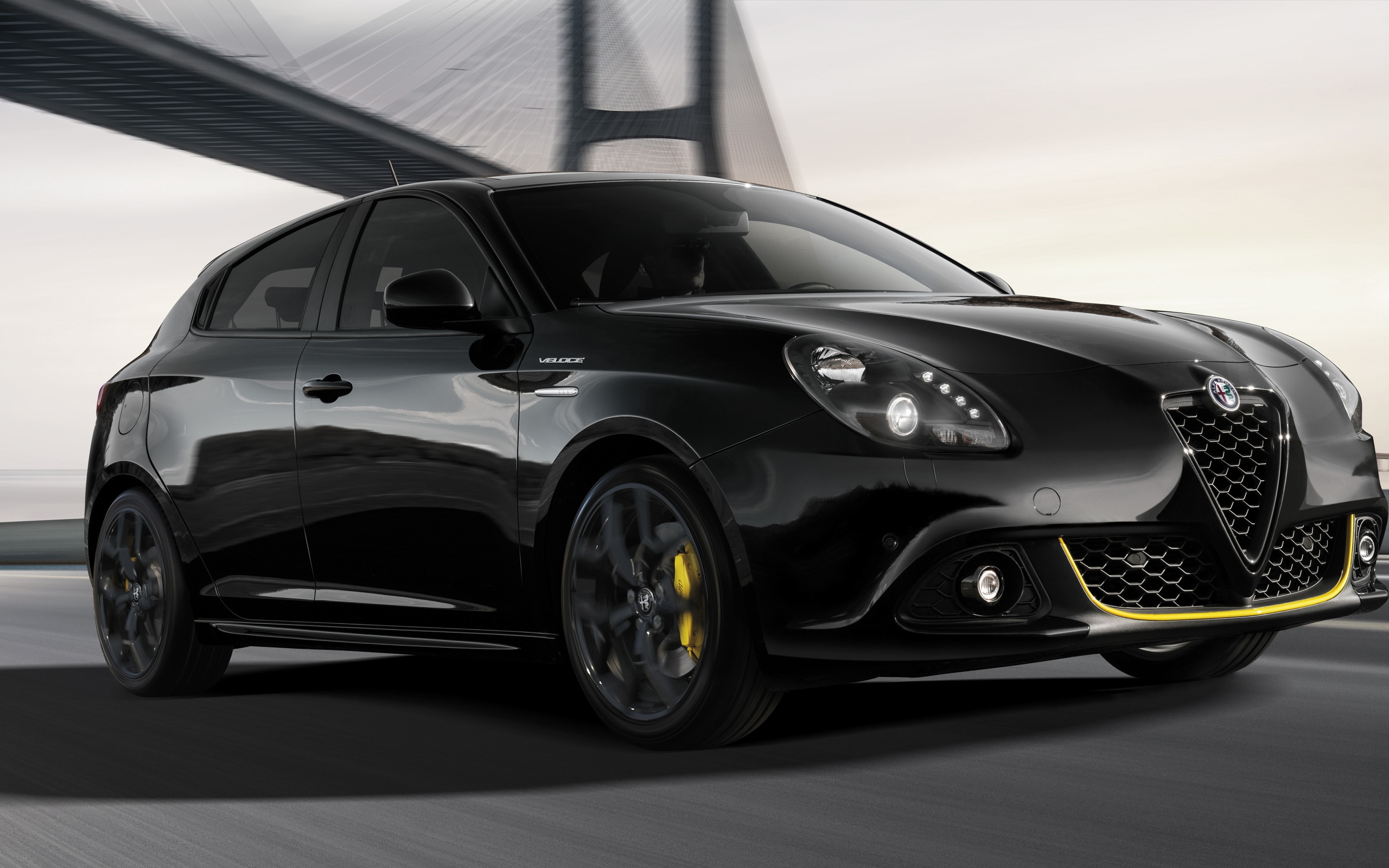 Черный автомобиль Alfa Romeo Giulietta Veloce 2019 года на дороге