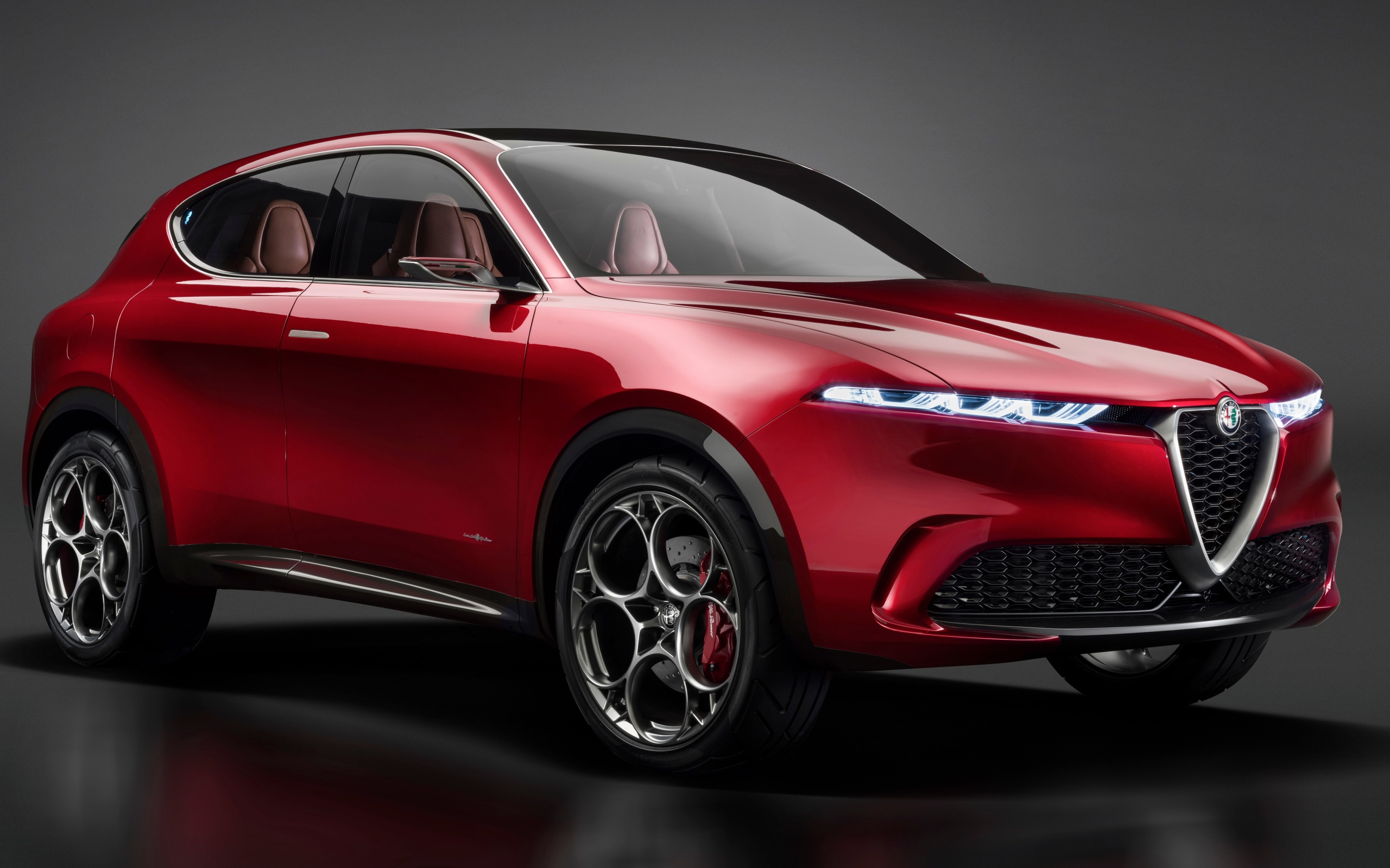 Красный внедорожник Alfa Romeo Tonale Concept, 2019 года на сером фоне