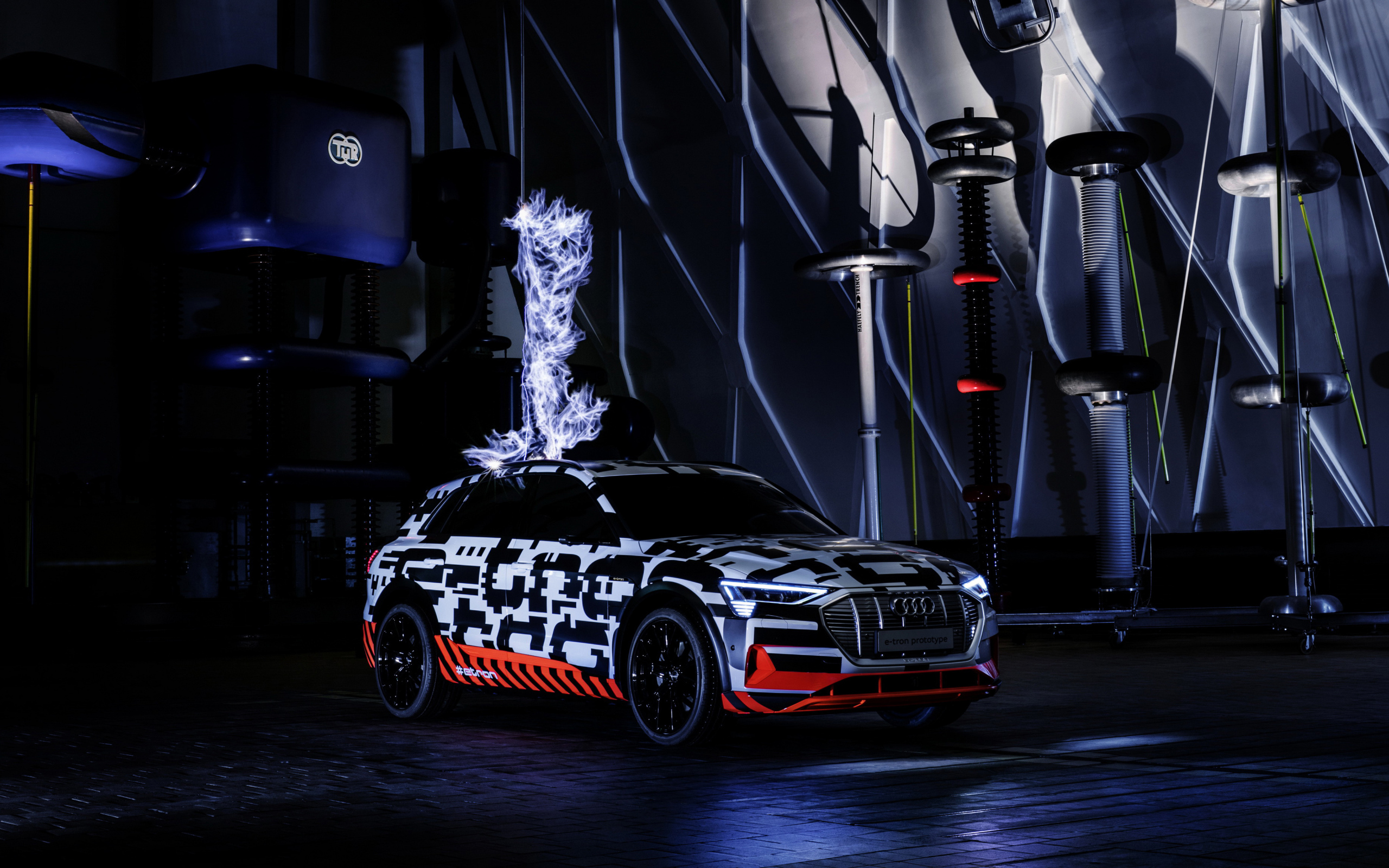 Внедорожник Audi E-Tron 2019 года с графикой 