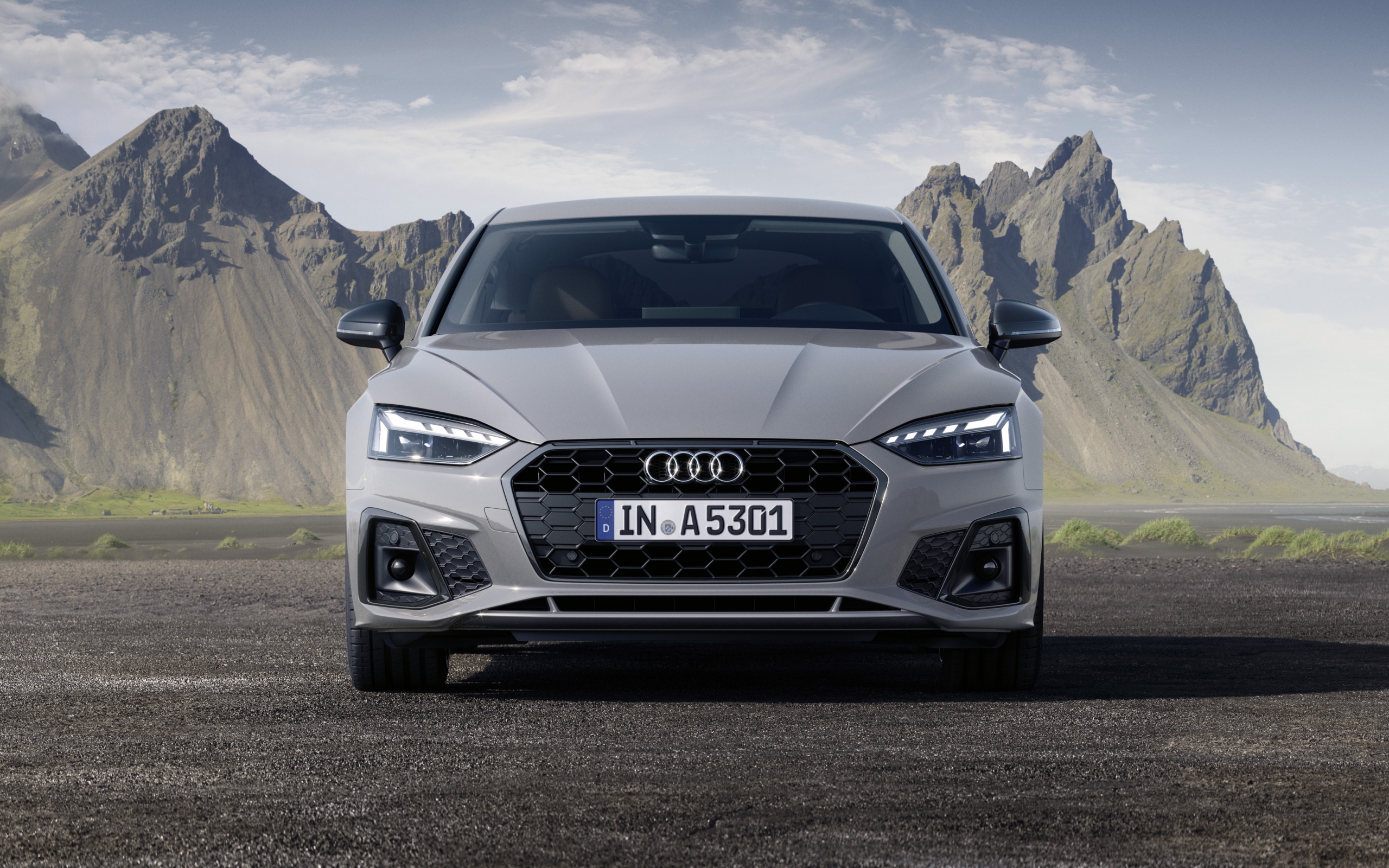 Серебристый Audi A5 Sportback 40 TFSI S Line 2019 года на фоне гор