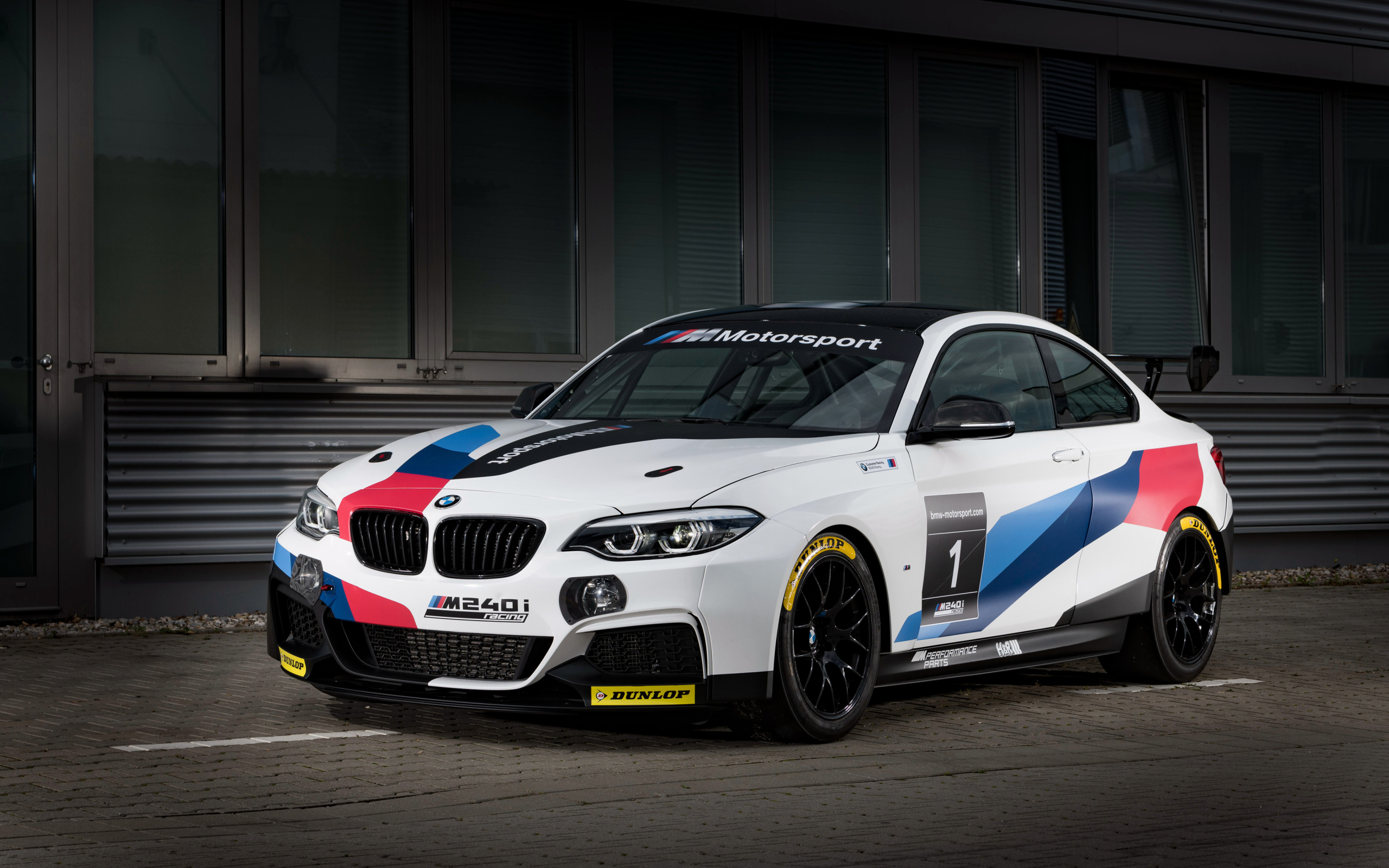 Спортивный автомобиль BMW M240i Racing 2018 года