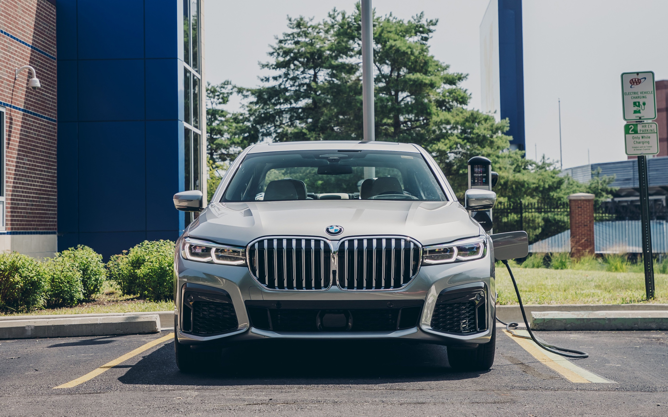 Автомобиль  BMW 745e XDrive M Sport, 2020 года на заправке