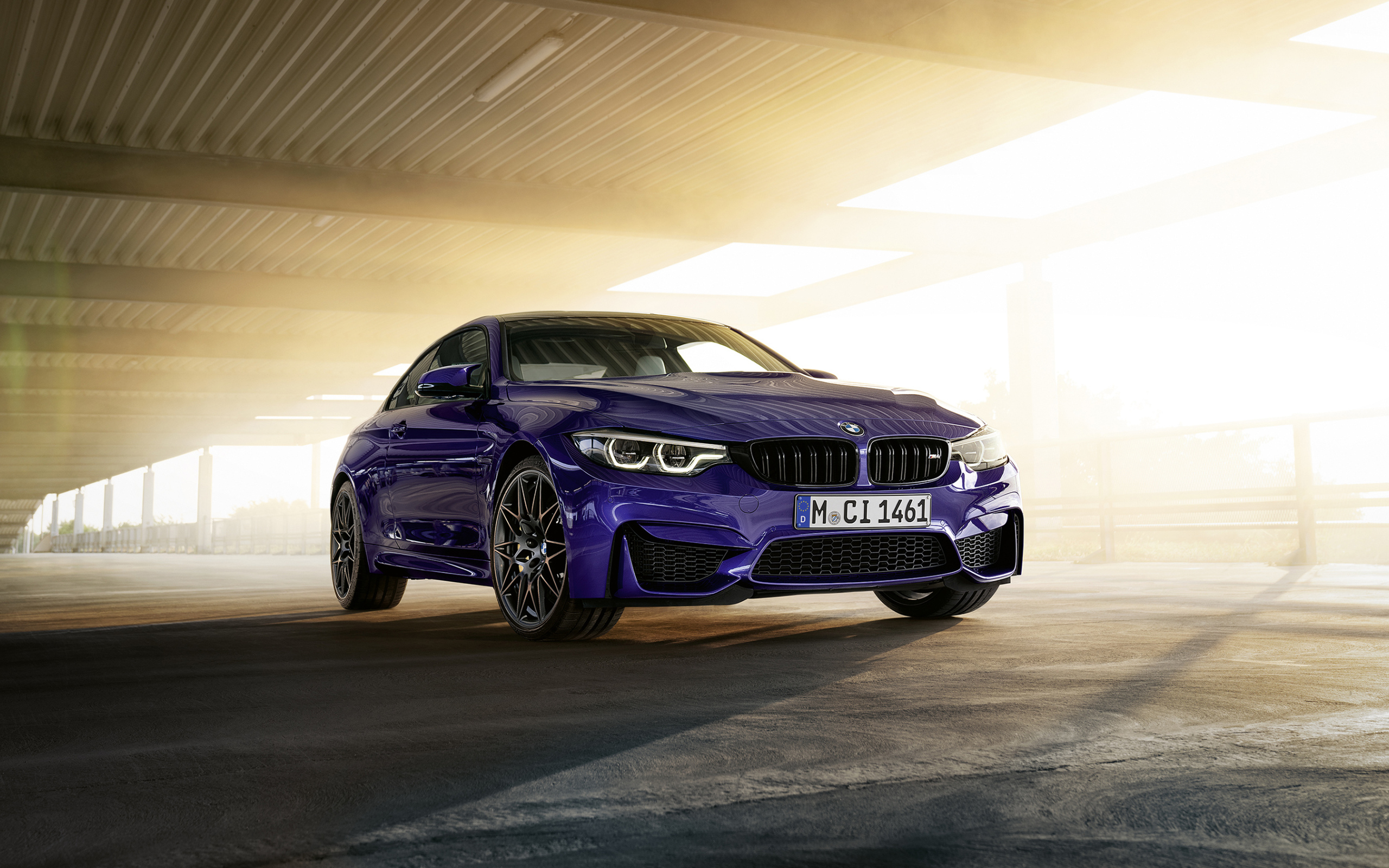 Синий автомобиль BMW M4, 2019 года под мостом