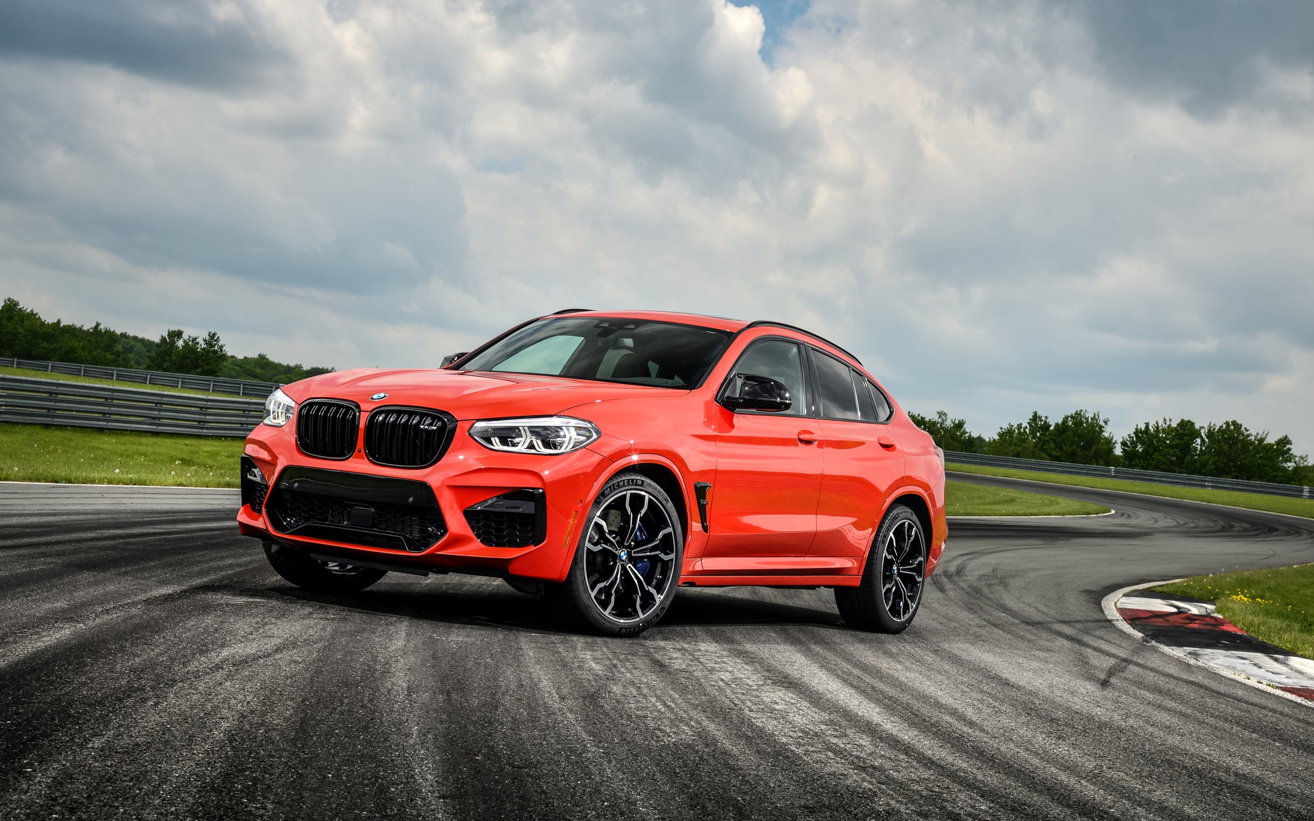 Новый автомобиль BMW X4 M Competition, 2020 года на асфальте