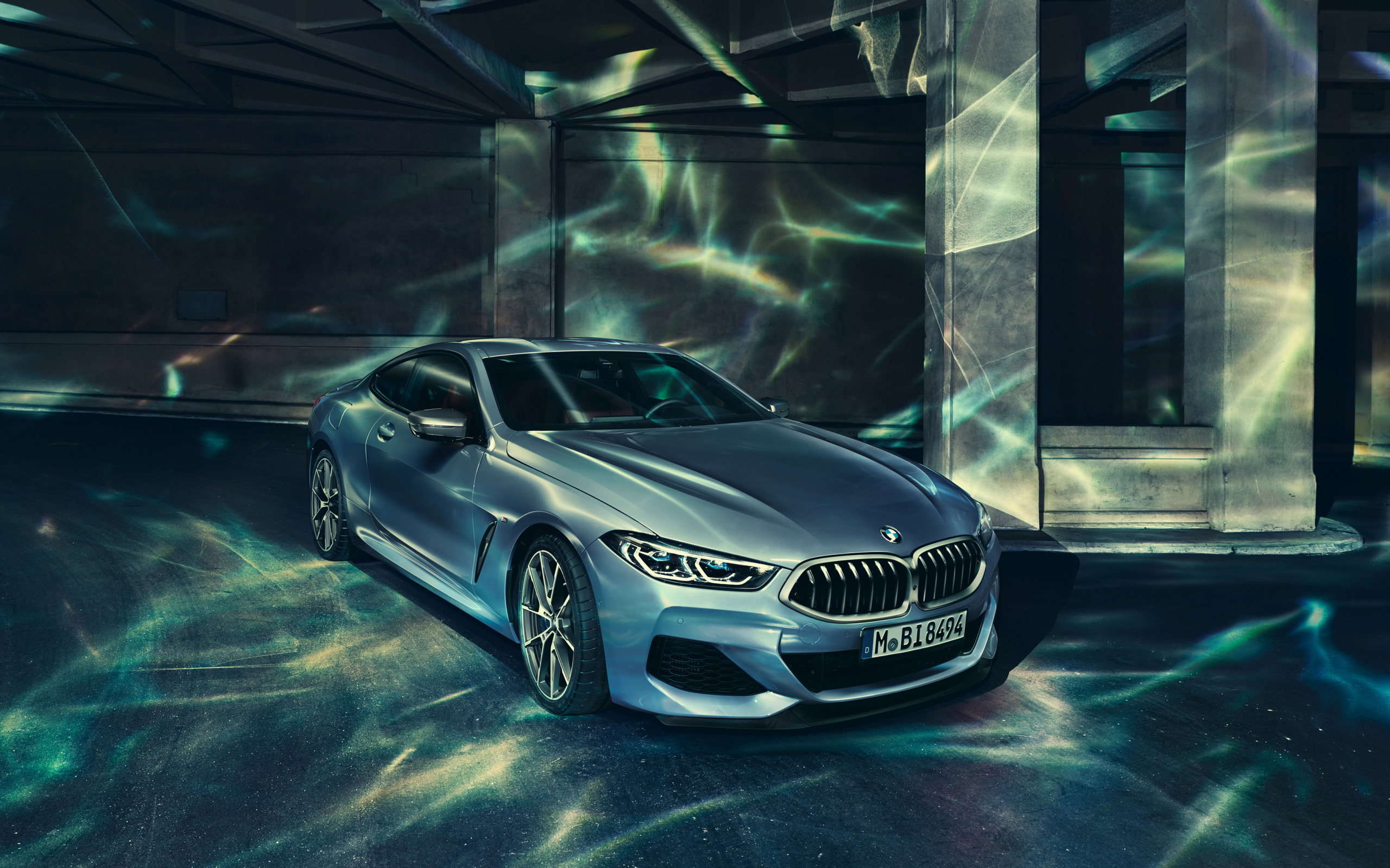 Серебристый автомобиль BMW 8 Series 2019 года 
