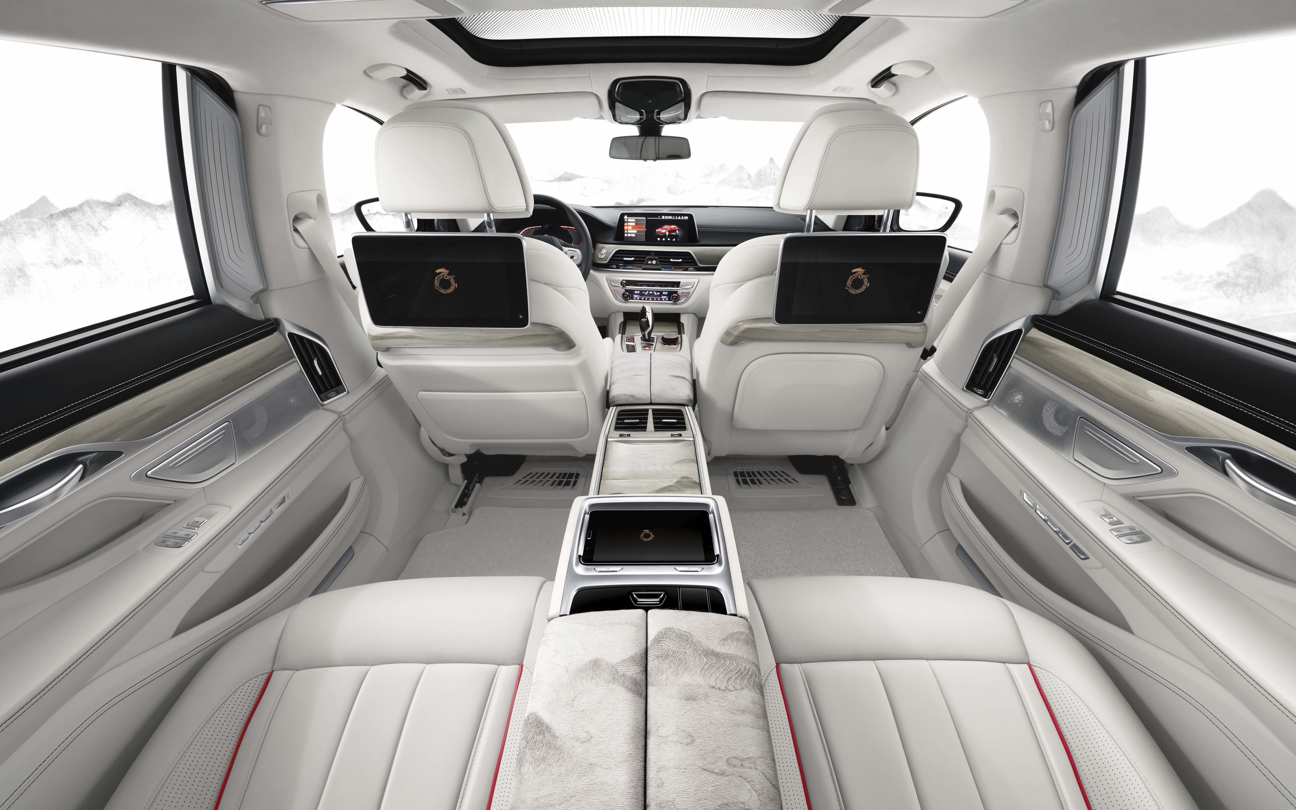 Просторный салон автомобиля BMW 7,  2019 года