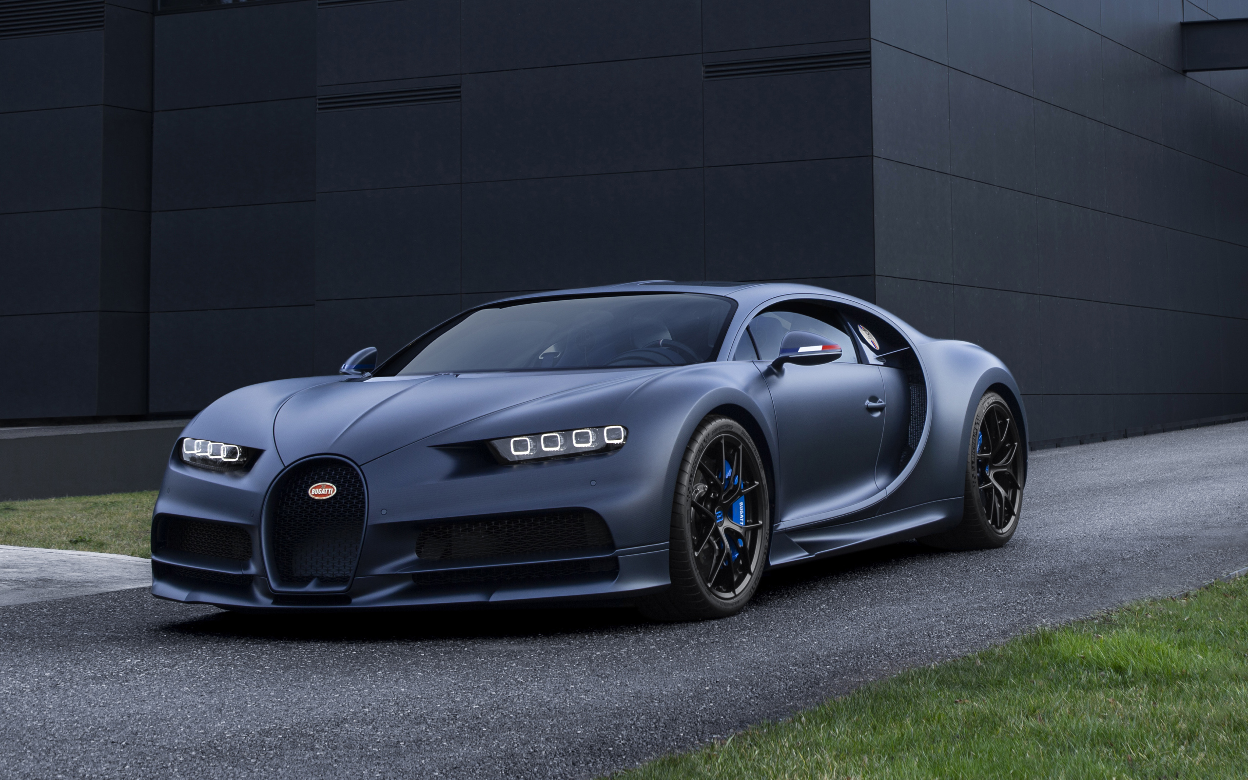 Спортивный автомобиль Bugatti Chiron Sport 110,  2019 года у черного здания 