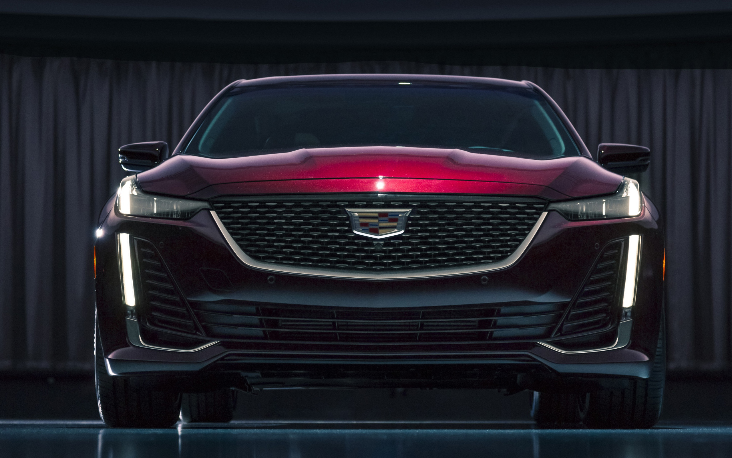 Автомобиль Cadillac CT5, 2020 года вид спереди