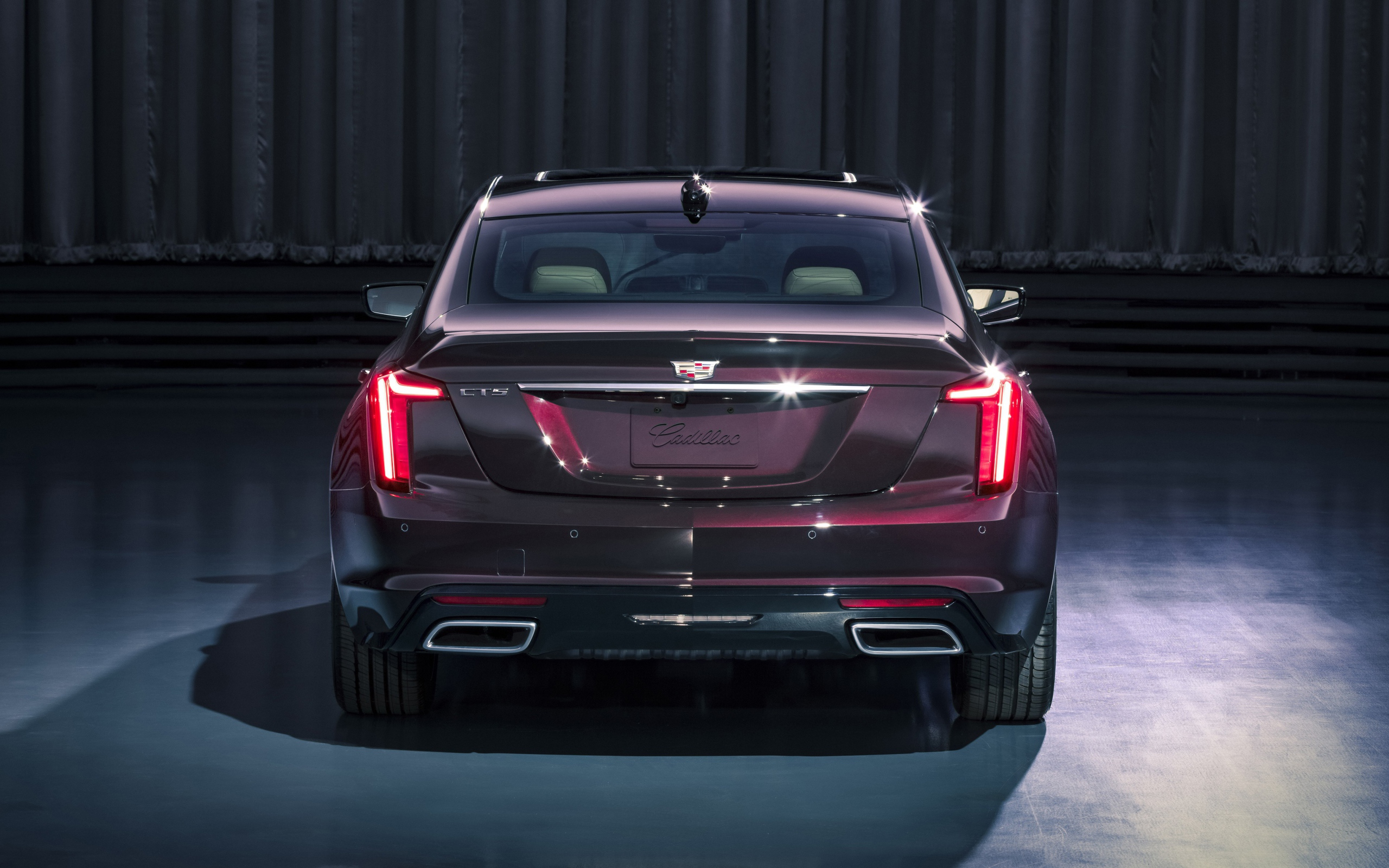 Автомобиль Cadillac CT5, 2020 года вид сзади 