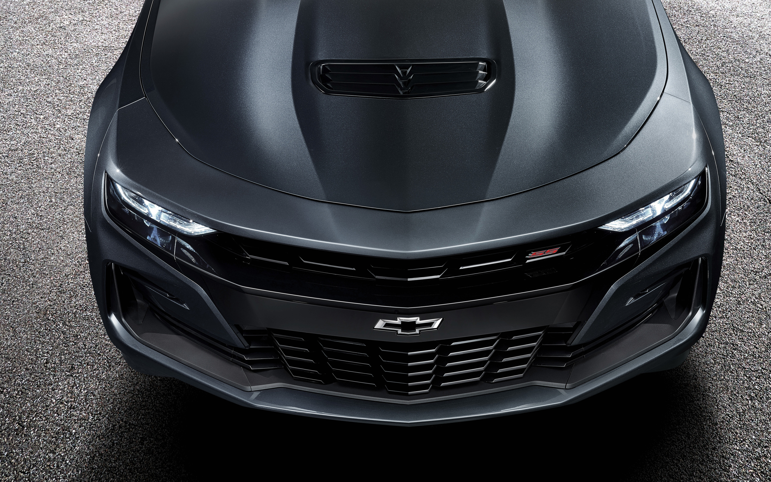 Передняя часть автомобиля Chevrolet Camaro SS 2019 года 