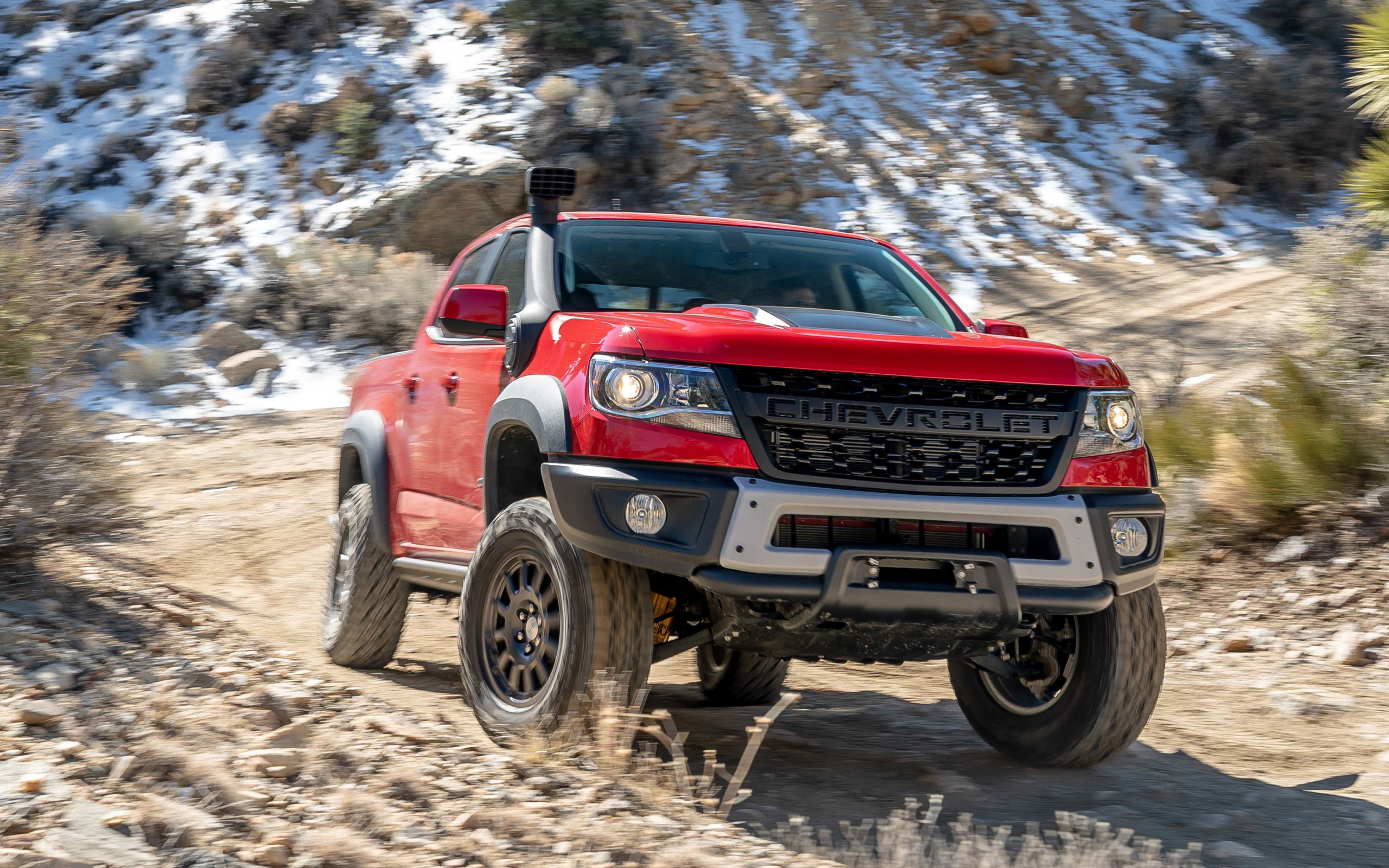 Внедорожник Chevrolet Colorado ZR2 Bison, 2019 года едет по бездорожью 