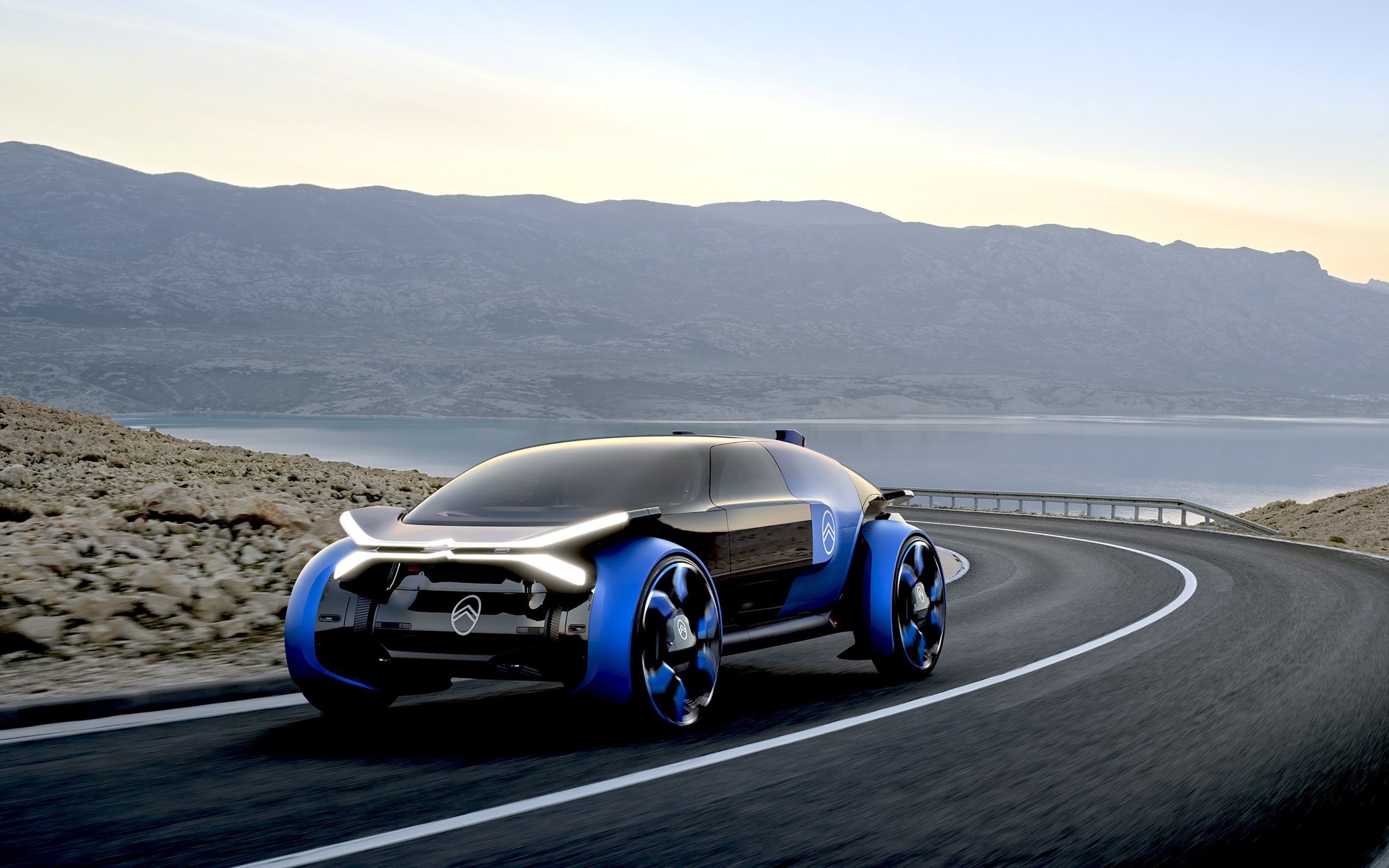 Футуристический автомобиль Citroen 19 19 Concept, 2019 года на трассе