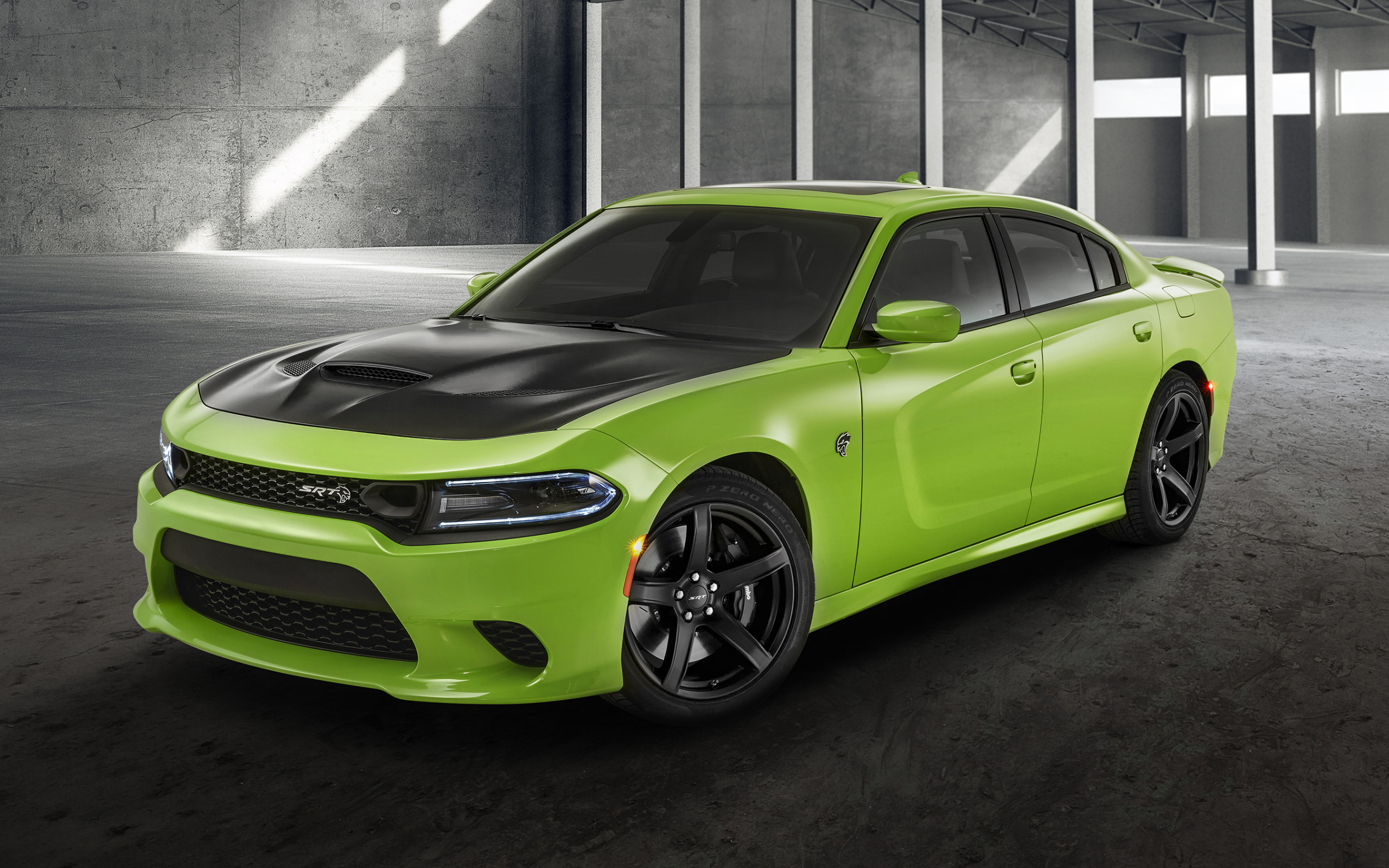 Автомобиль Dodge Charger SRT, 2019 года в гараже