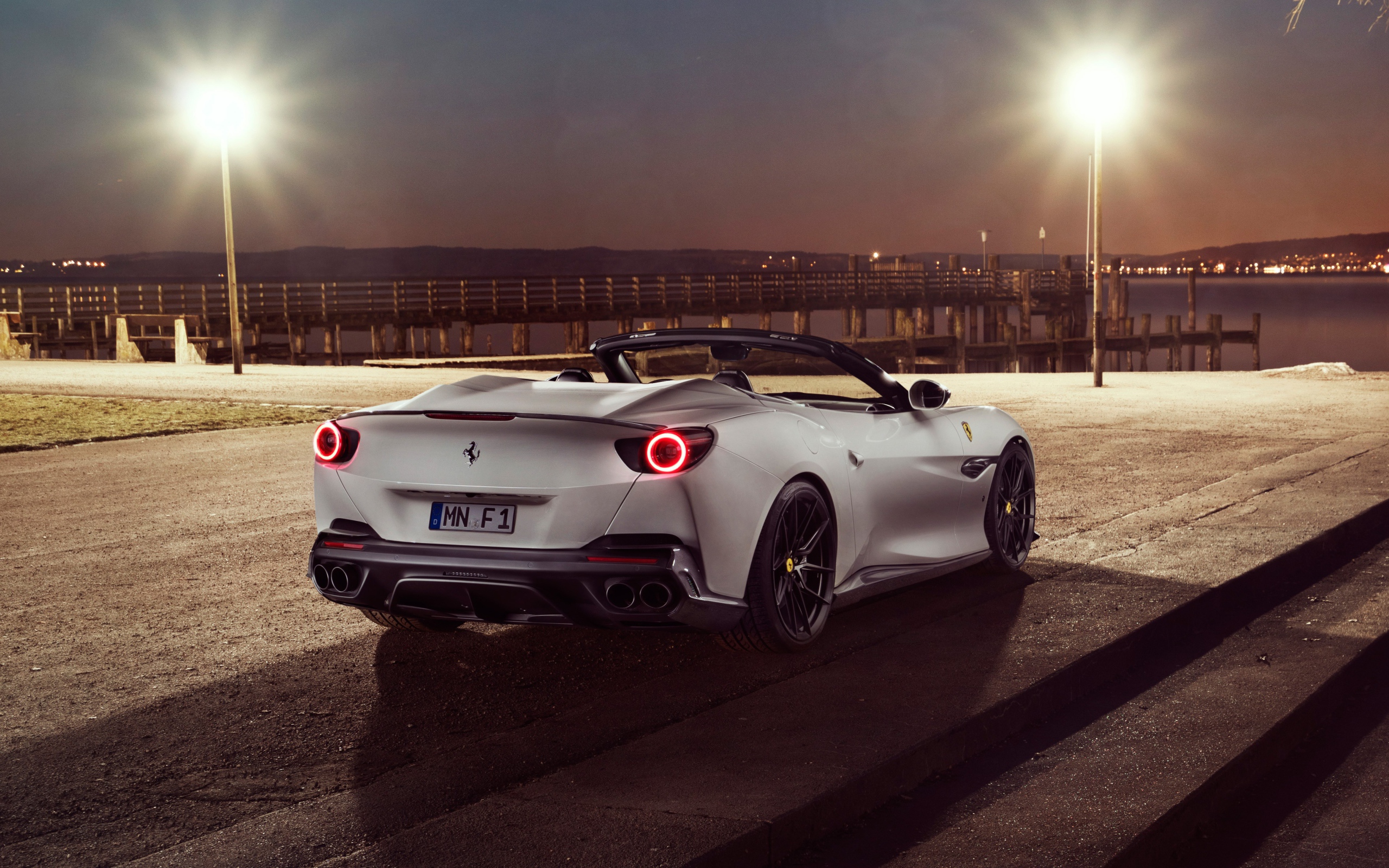 Автомобиль Ferrari Portofino 2019 года вид сзади