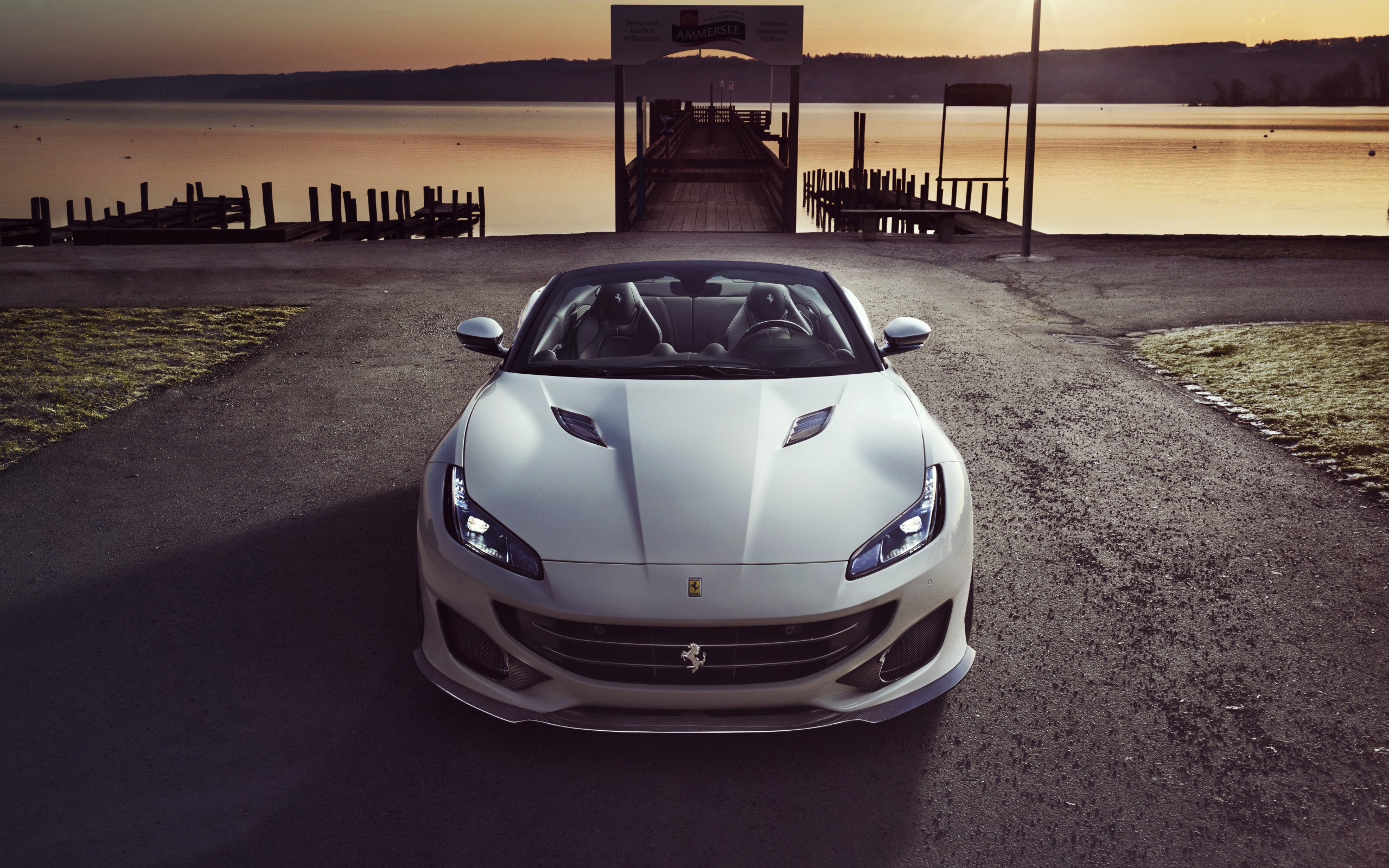 Быстрый автомобиль  Ferrari Portofino 2019 года вид спереди