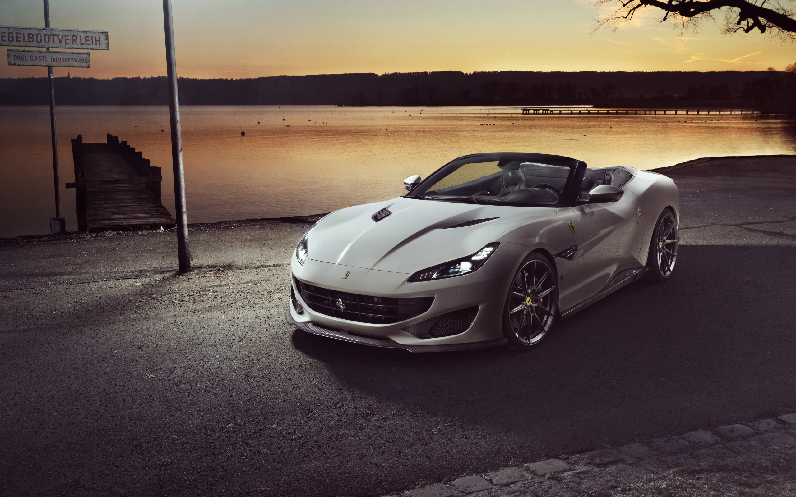 Серебристый кабриолет Ferrari Portofino 2019 года у воды