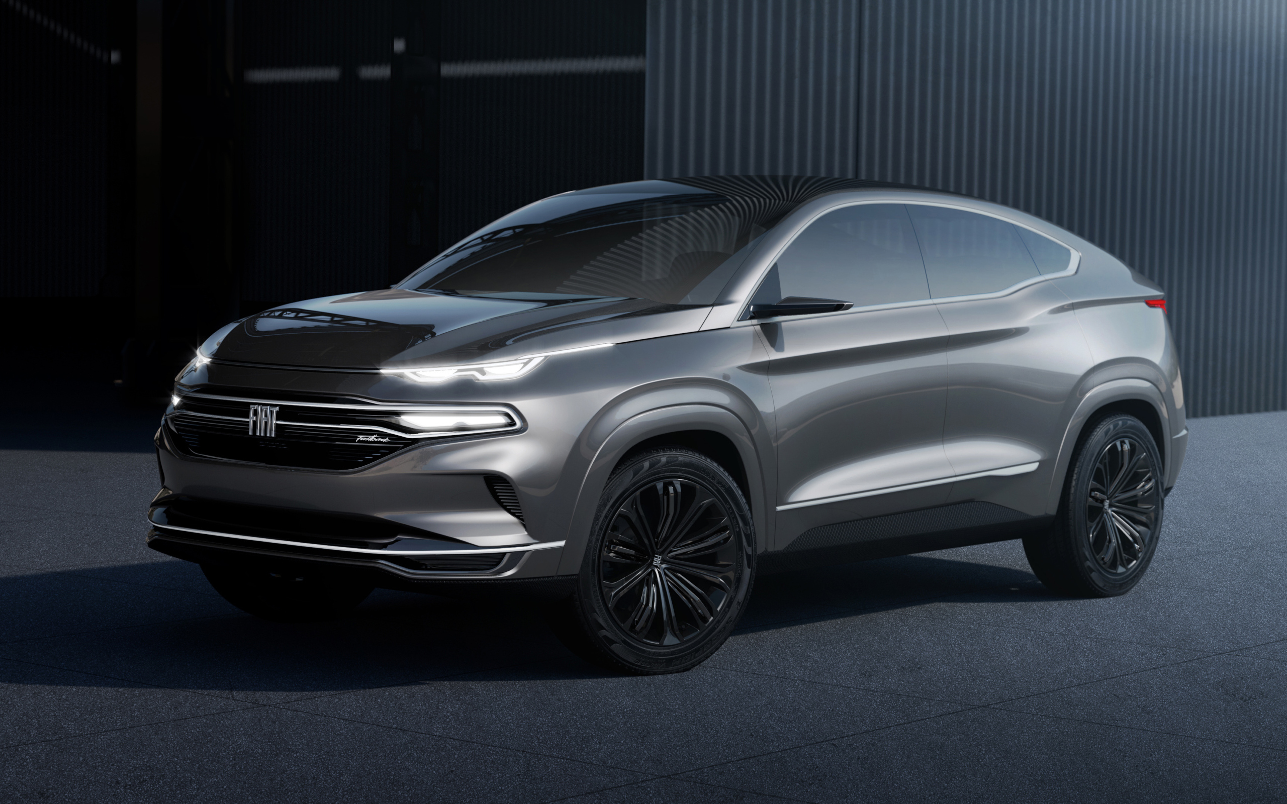 Серебристый внедорожник Fiat Fastback 2019 года у гаража 