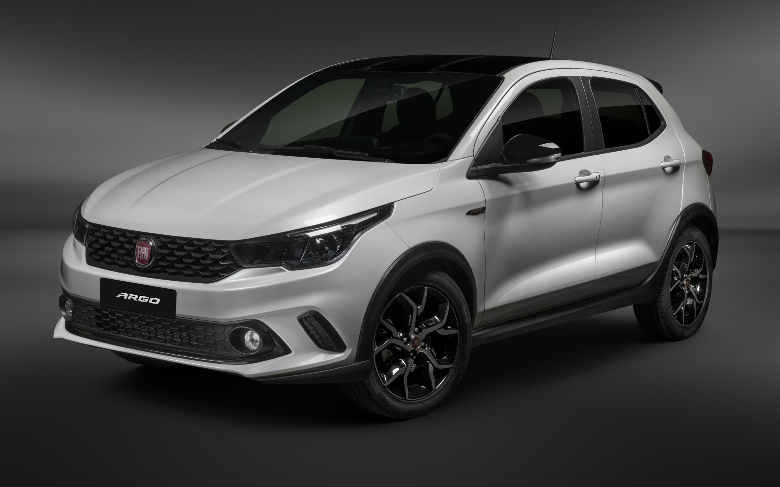 Белый автомобиль Fiat  Argo HGT, 2019 года на сером фоне