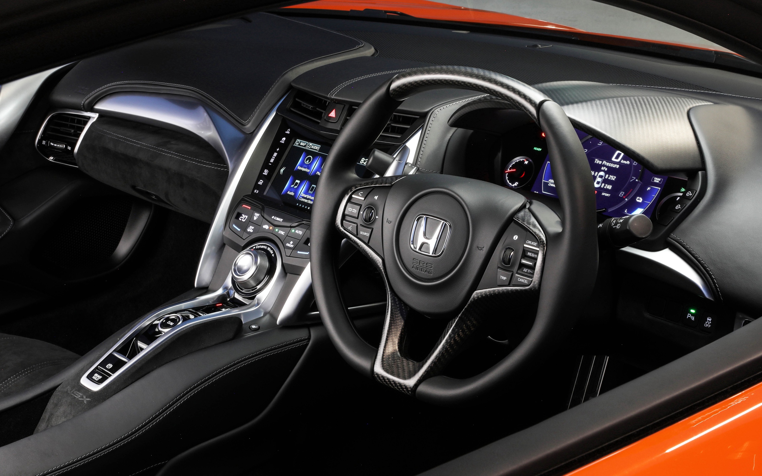 Черный кожаный салон автомобиля Honda NSX 2019 года