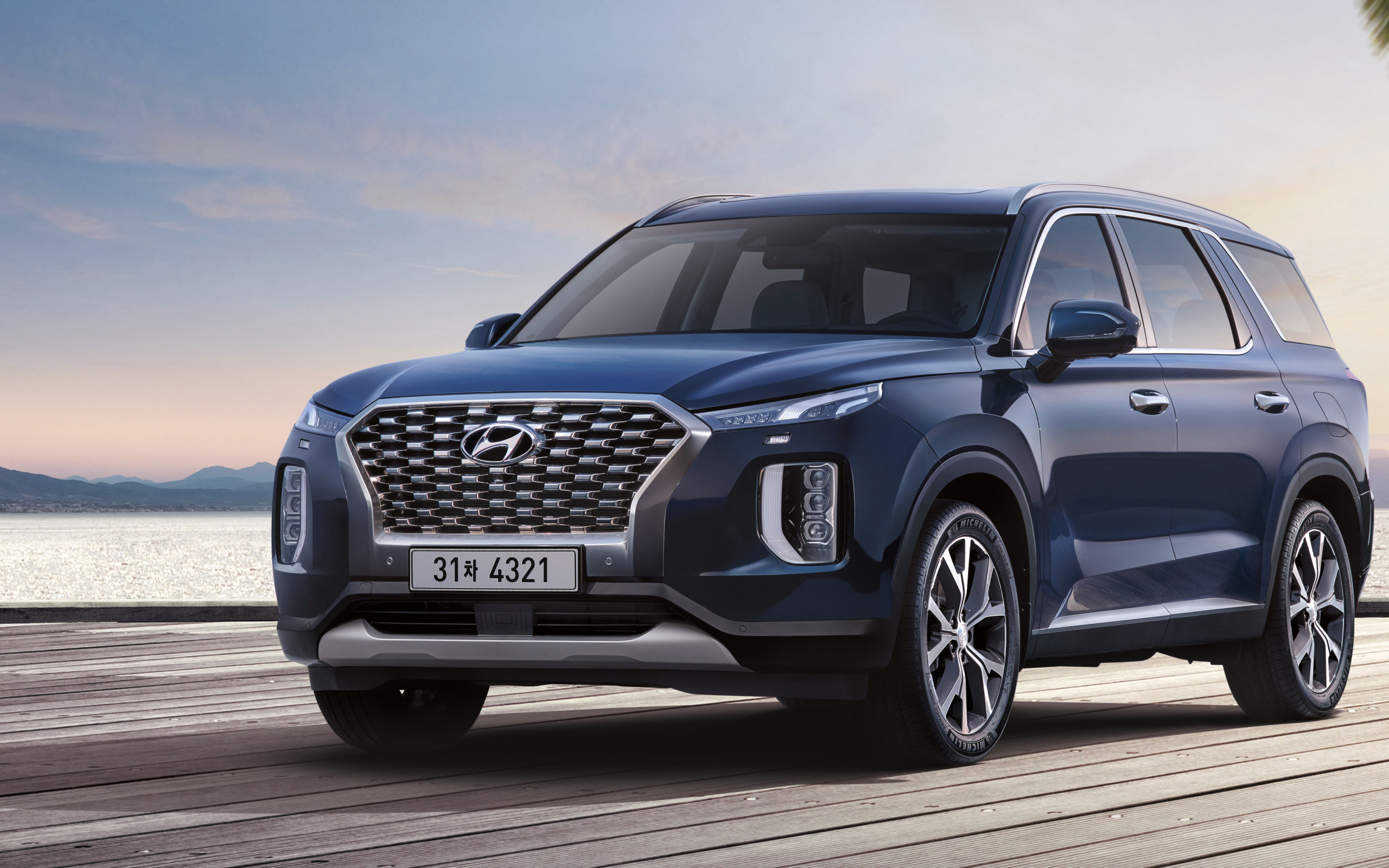Синий автомобиль Hyundai Palisade 2020 года на мосту