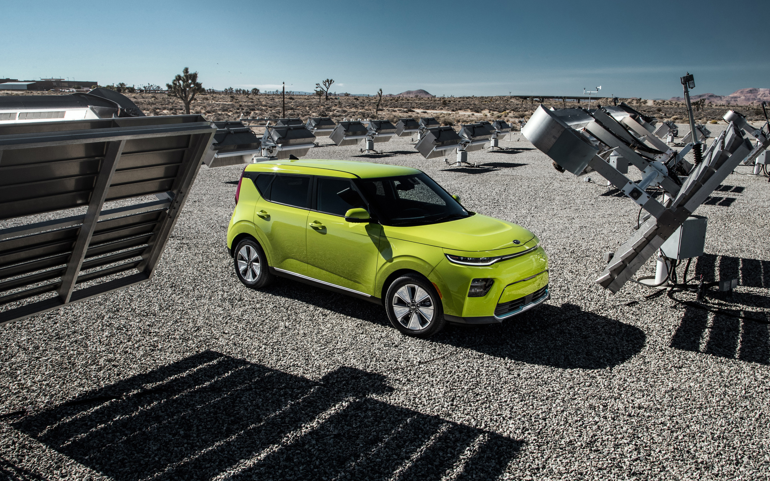 Салатовый автомобиль Kia Soul EV, 2020 года на асфальте