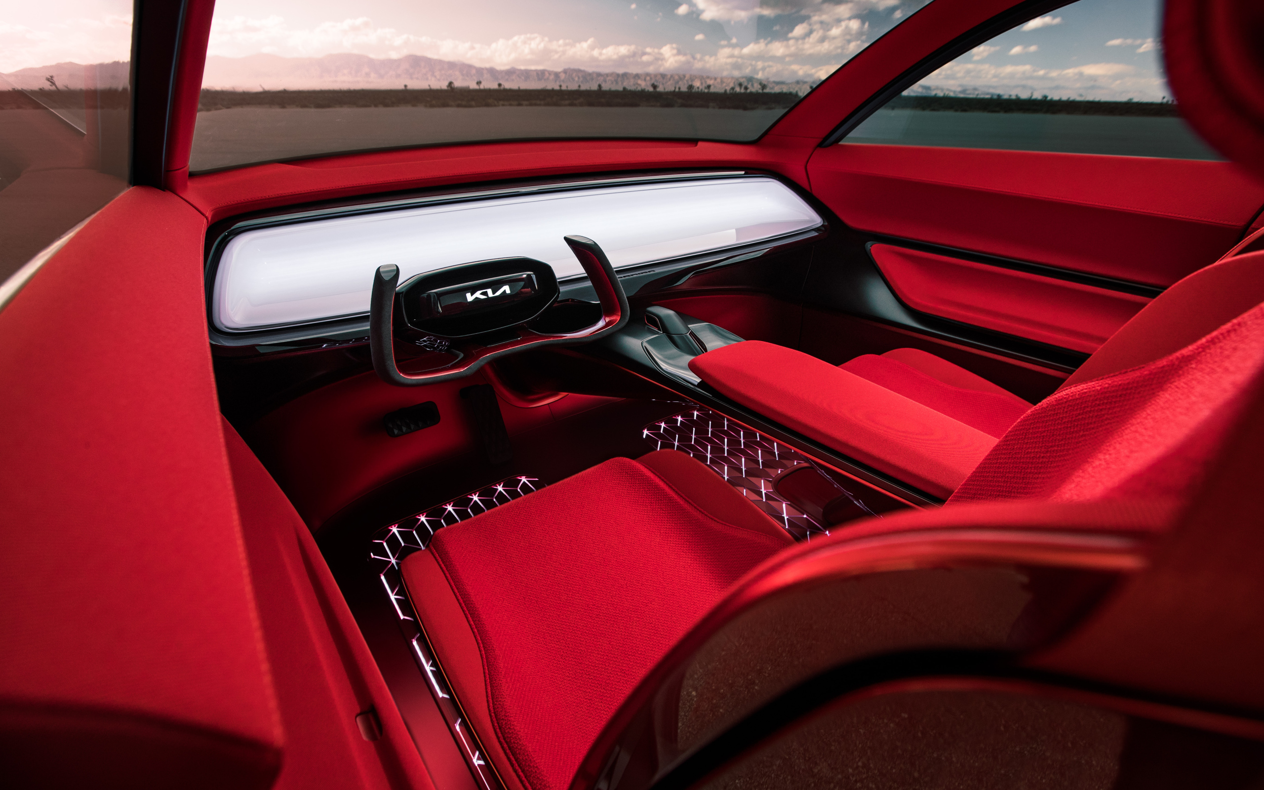 Красный салон автомобиля Kia Habaniro