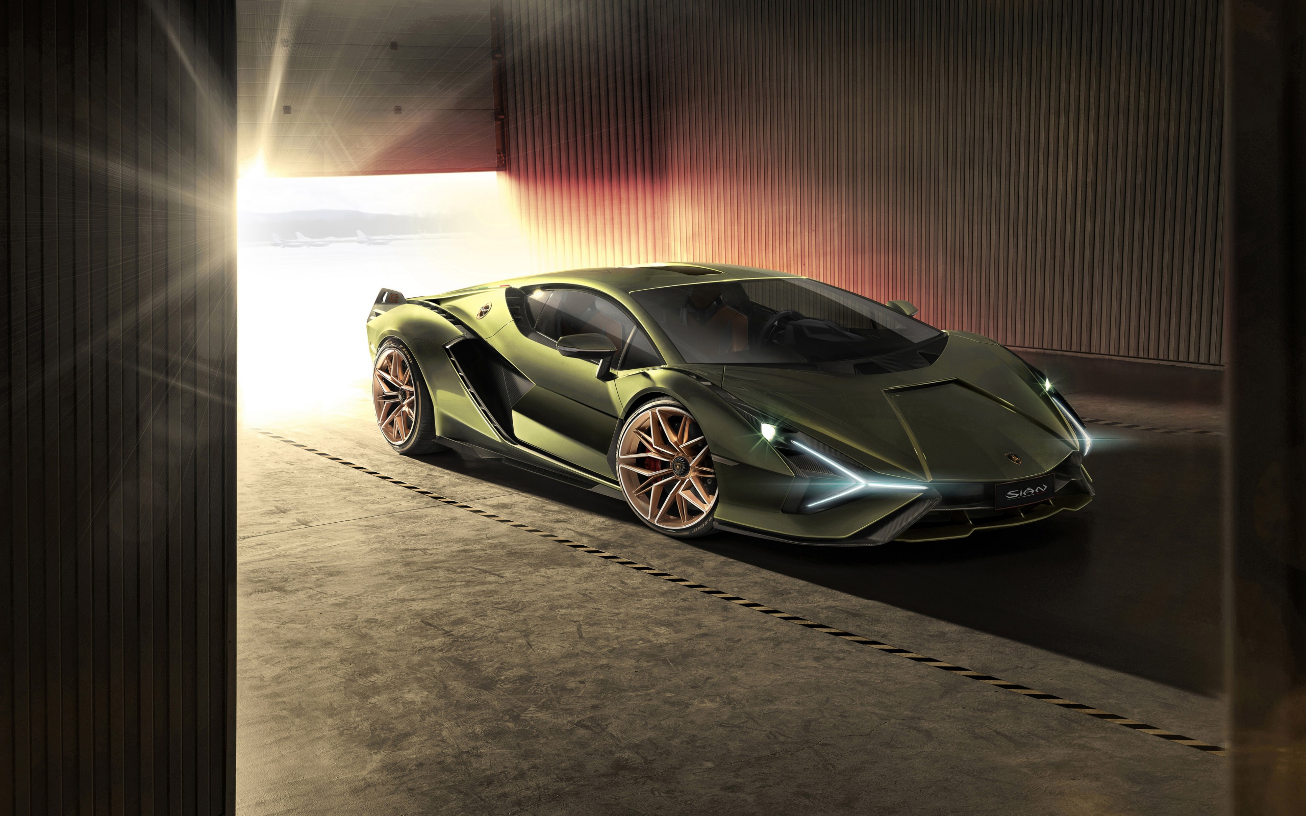 Автомобиль Lamborghini Sian 2019 года в гараже