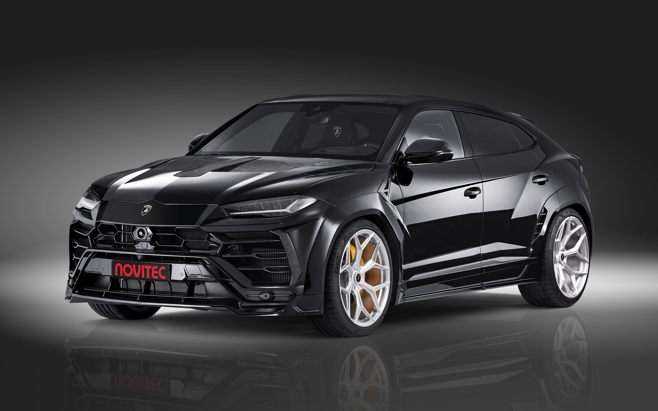 Черный  Lamborghini Urus Esteso 2019 года на сером фоне