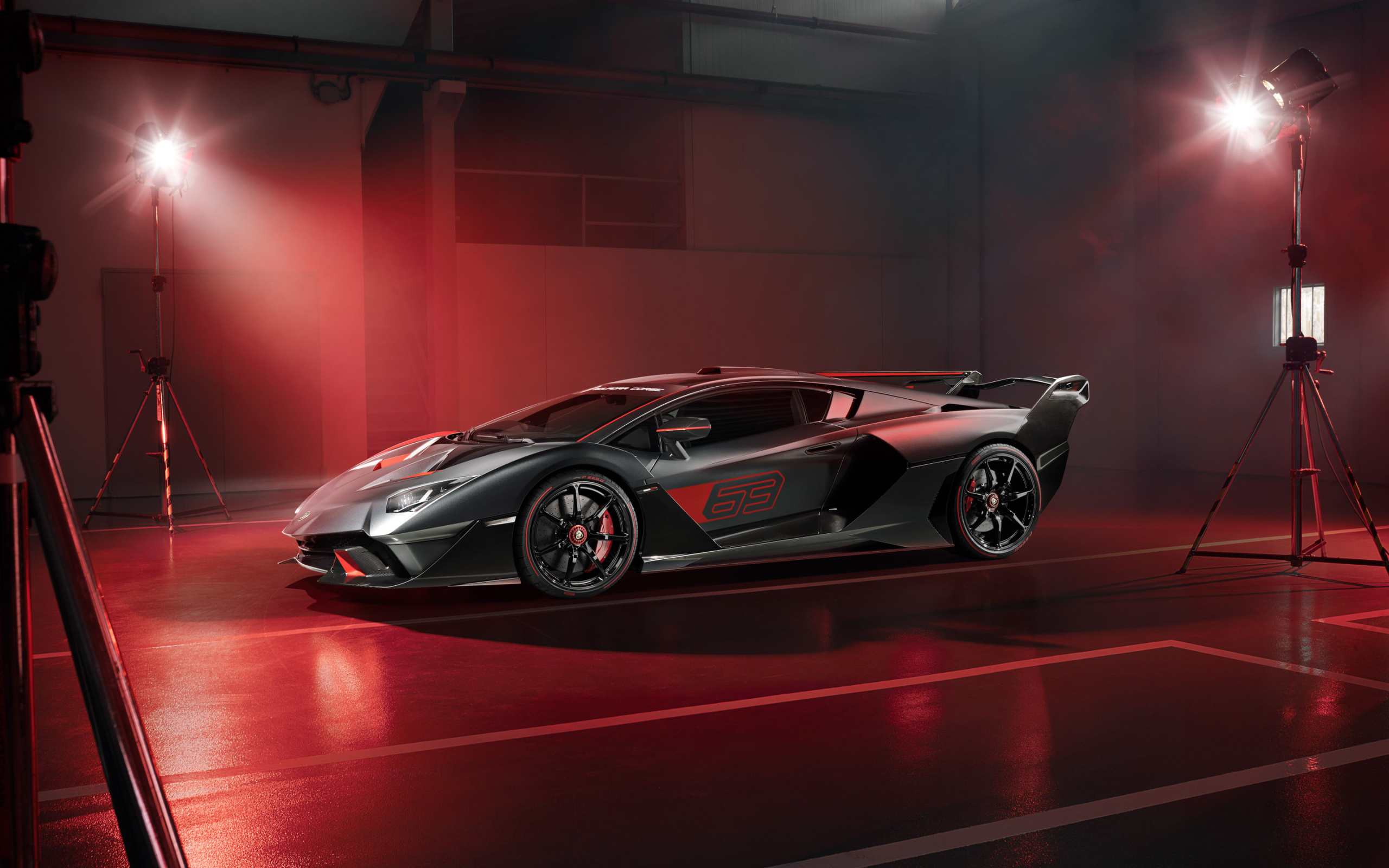 Спортивный автомобиль Lamborghini SC18 в свете софитов