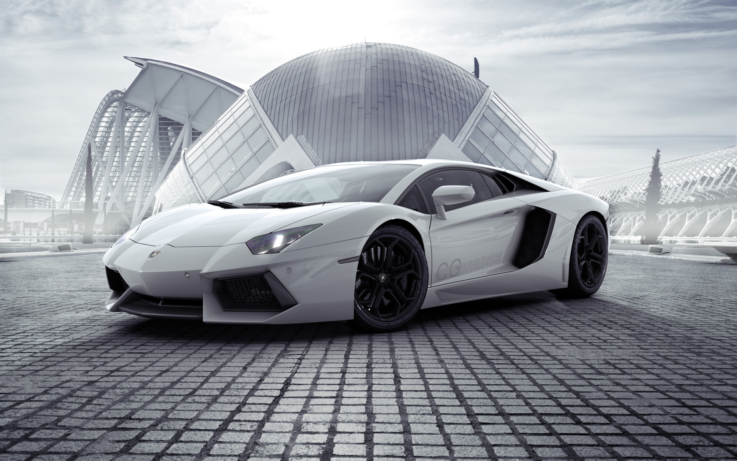 Спортивный серебристый автомобиль Lamborghini Aventador напротив здания