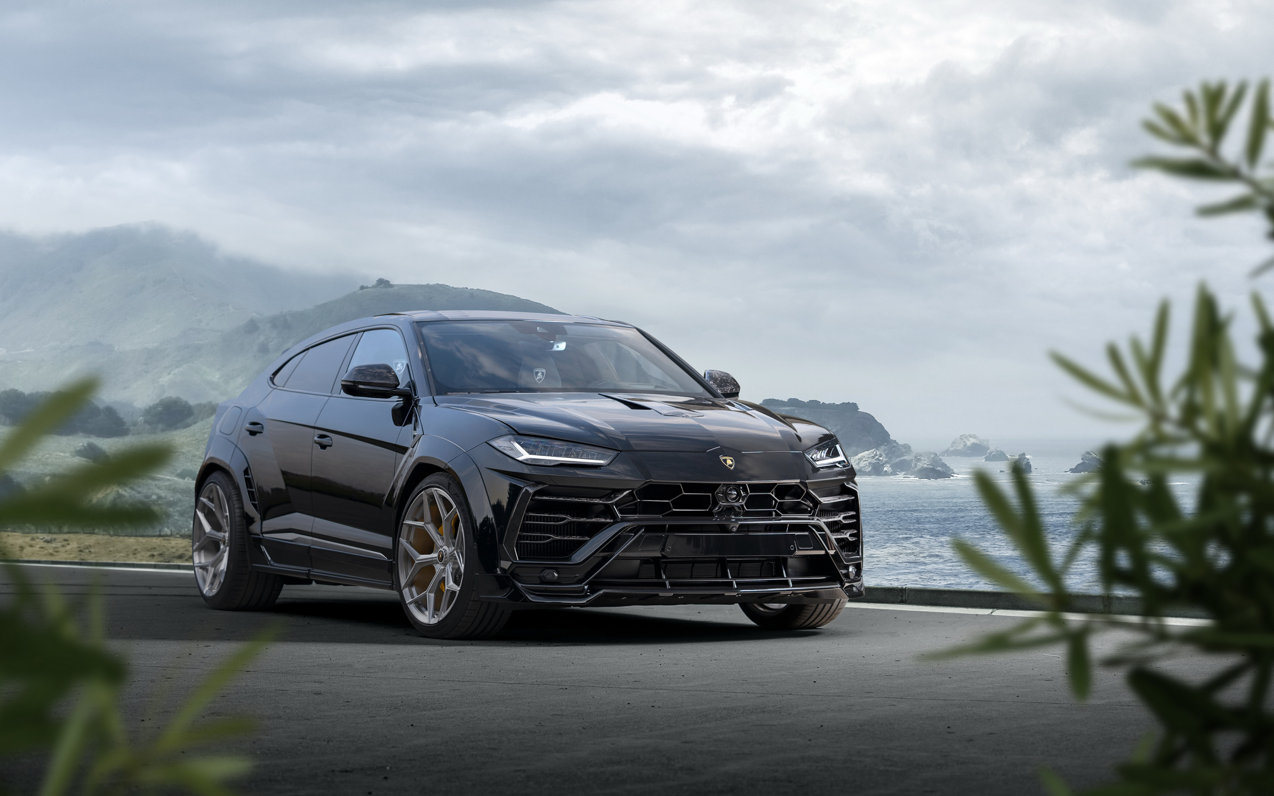 Стильный черный автомобиль  Lamborghini Urus Esteso 2019 года у моря