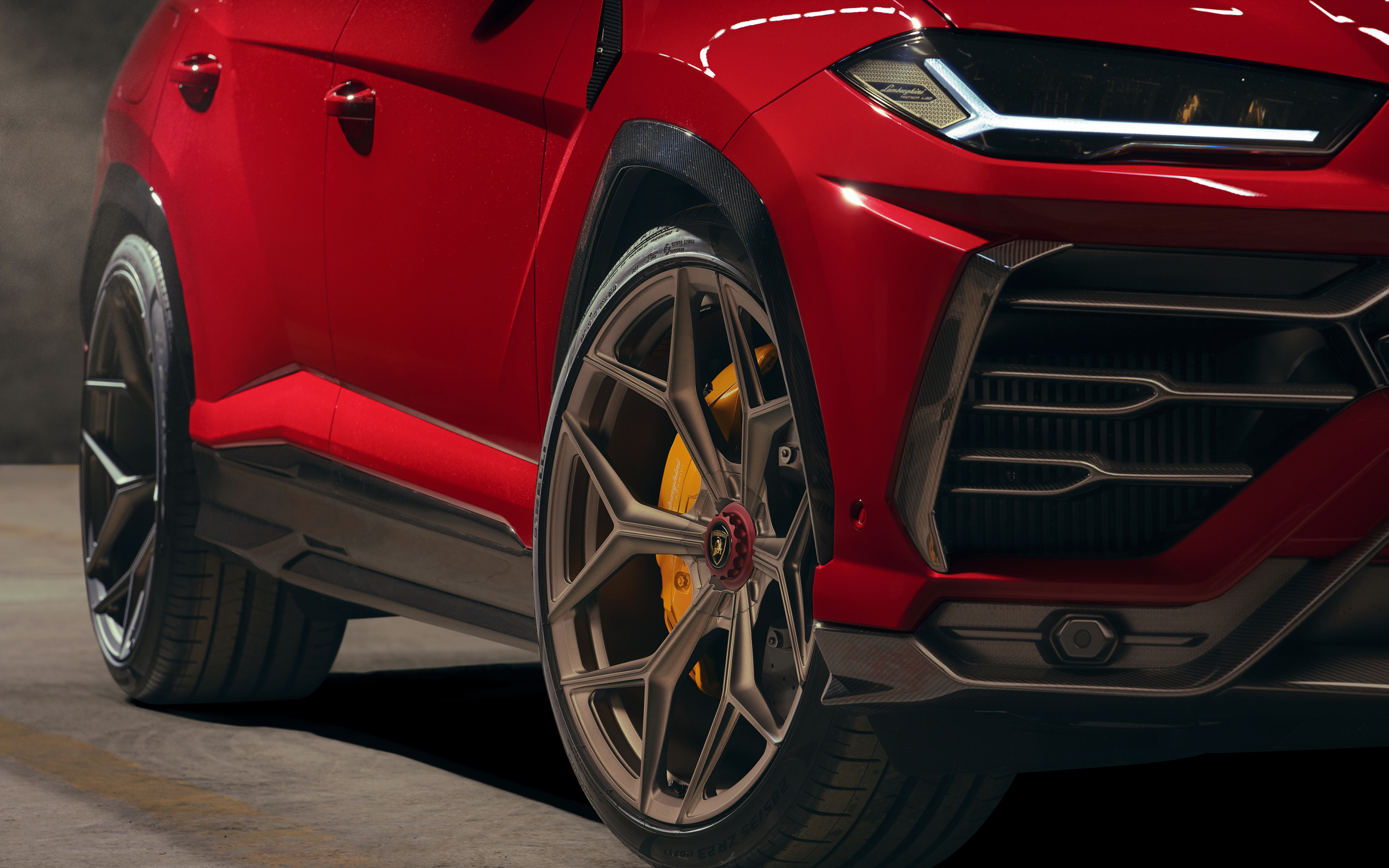 Колеса красного автомобиля  Lamborghini Urus 2019 года