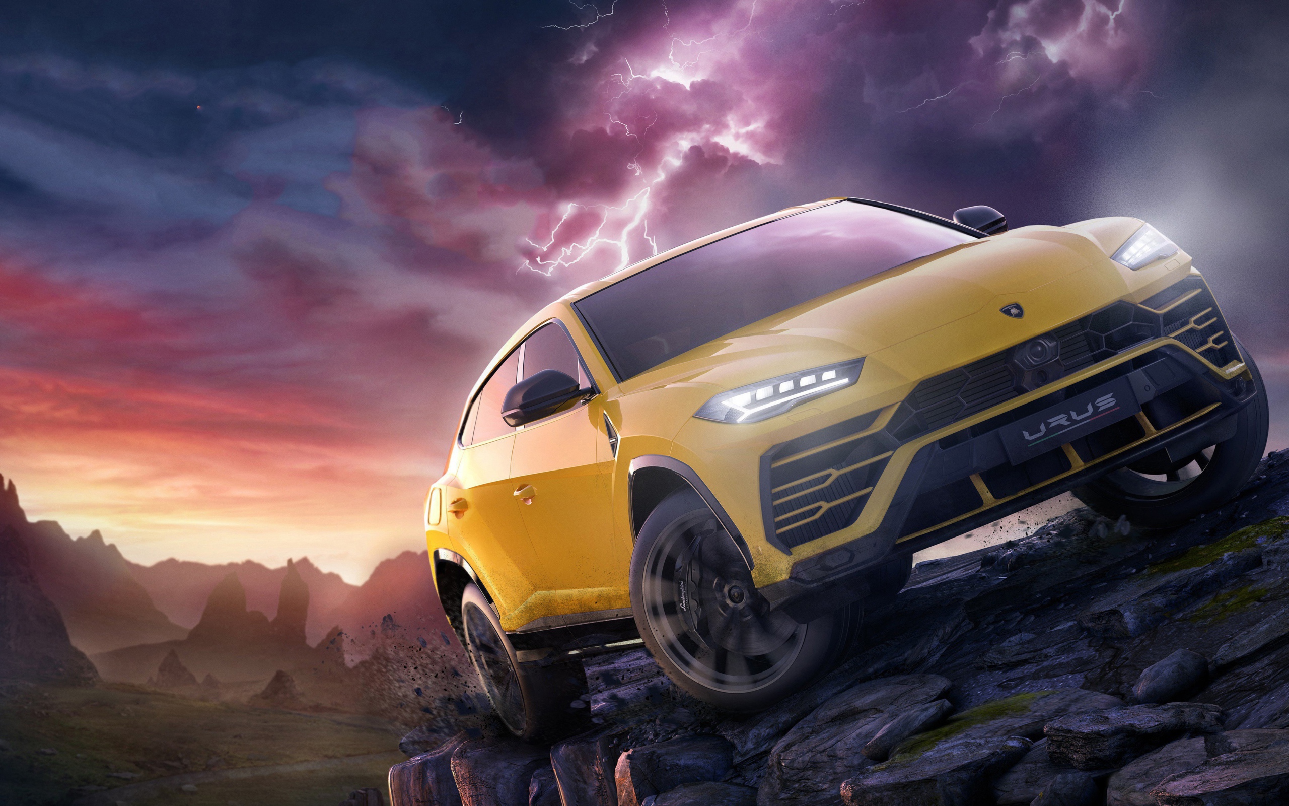 Желтый внедорожник Lamborghini Urus в горах