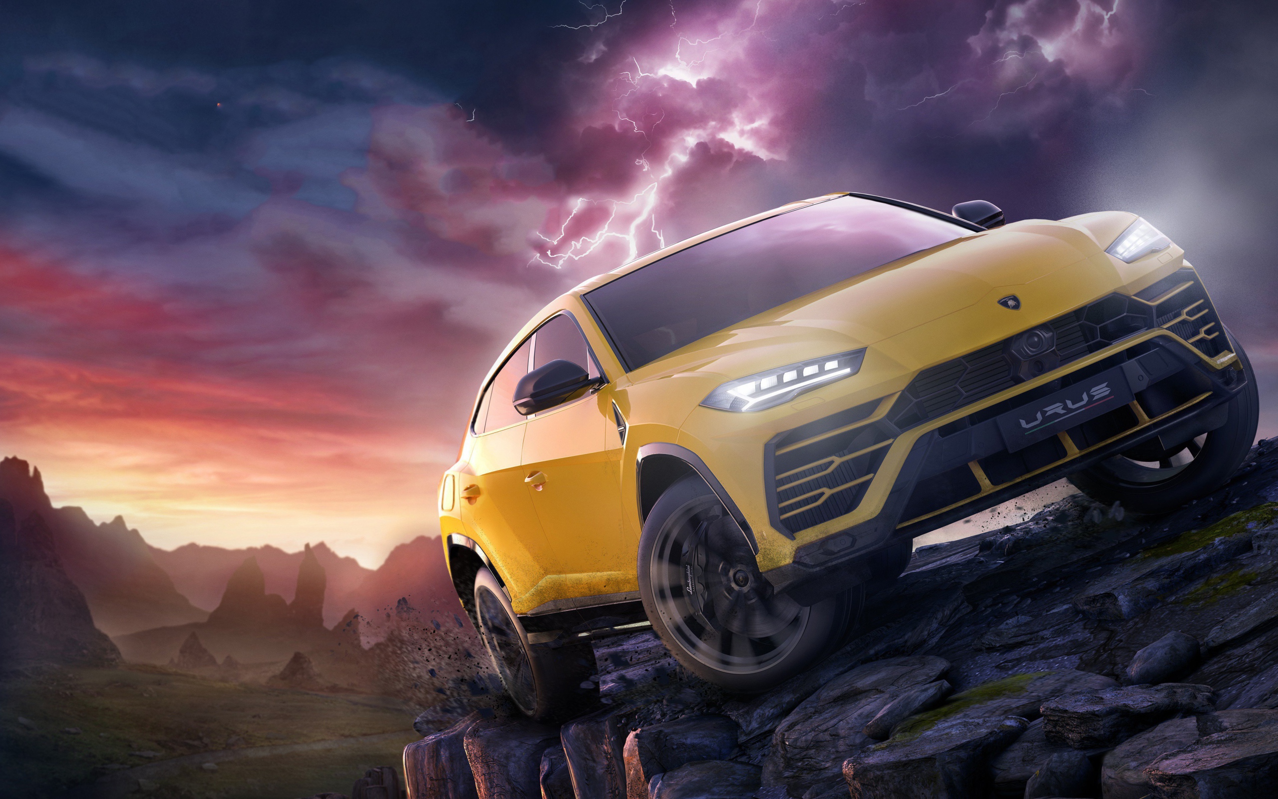 Желтый внедорожник Lamborghini Urus на фоне грозового неба
