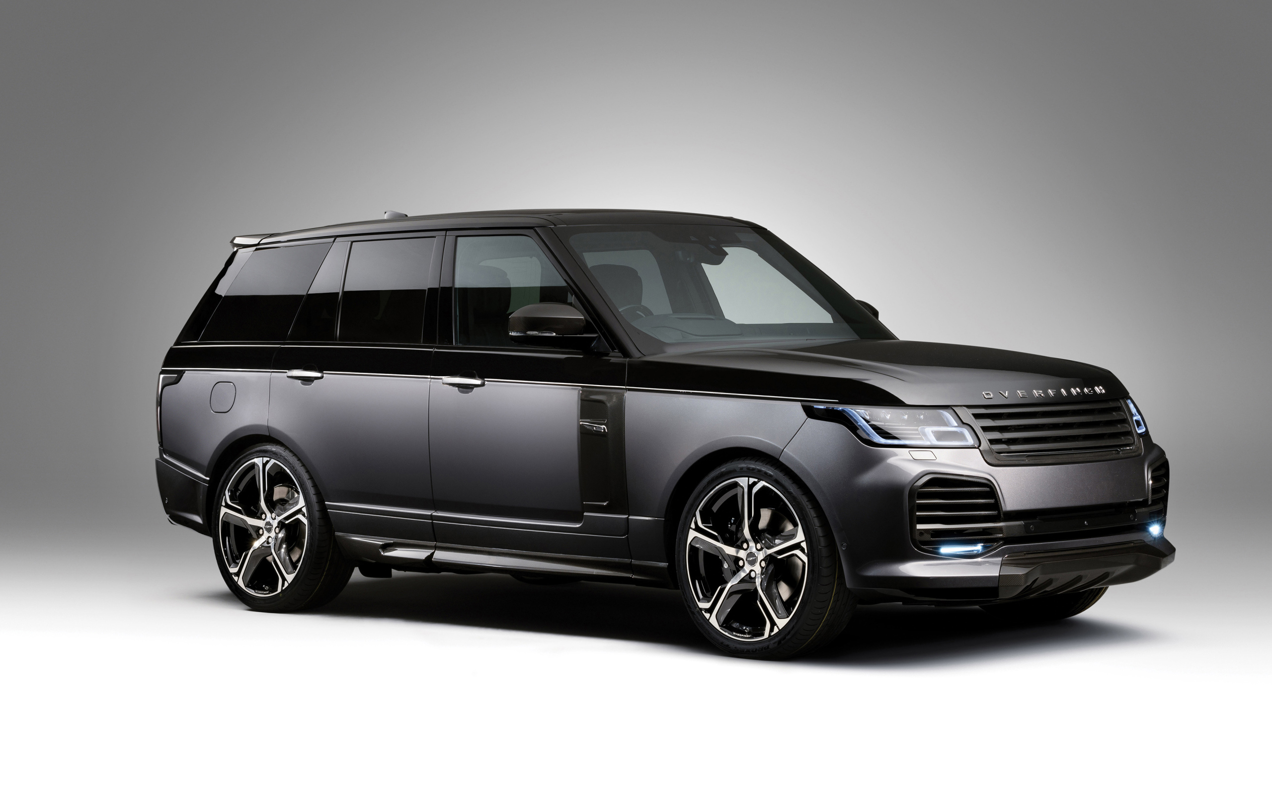 Серебристый внедорожник Range Rover 2018 года на сером фоне